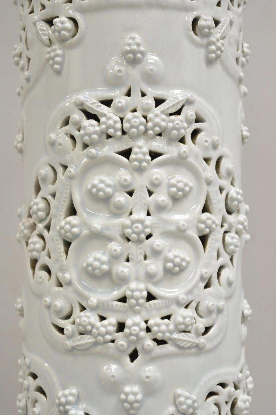 Chinoiserie Große Blanc De Chine Weiße Porzellan Fretwork-Tischlampe mit Säulen im Angebot 7