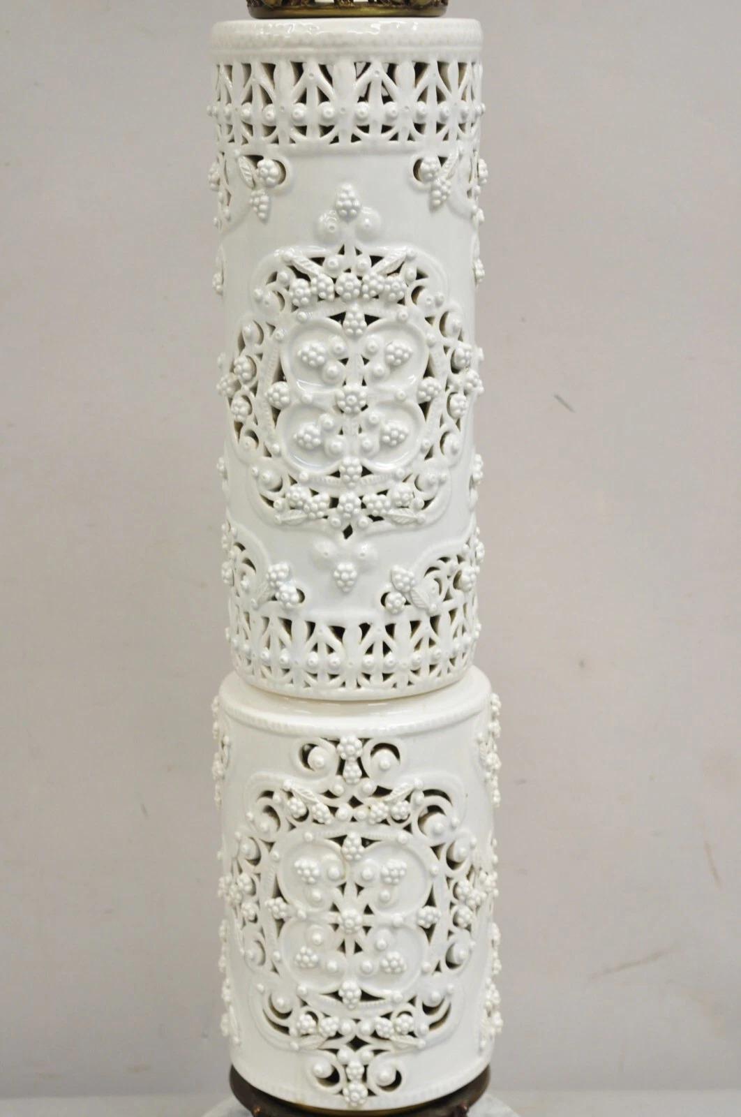 Chinoiserie Große Blanc De Chine Weiße Porzellan Fretwork-Tischlampe mit Säulen (Unbekannt) im Angebot