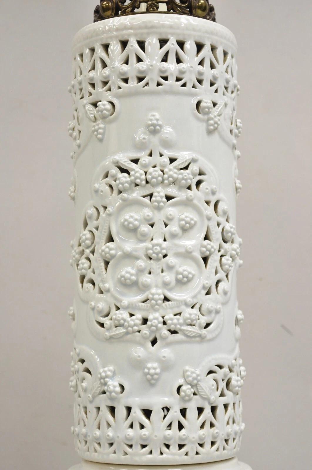 Chinoiserie Große Blanc De Chine Weiße Porzellan Fretwork-Tischlampe mit Säulen im Zustand „Gut“ im Angebot in Philadelphia, PA