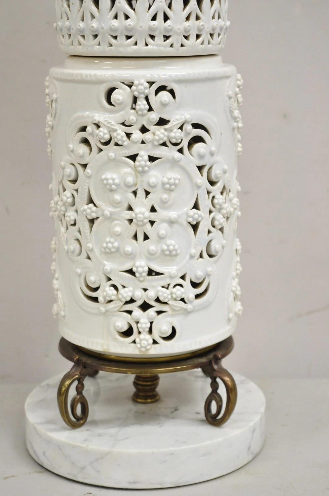 Chinoiserie Große Blanc De Chine Weiße Porzellan Fretwork-Tischlampe mit Säulen (20. Jahrhundert) im Angebot
