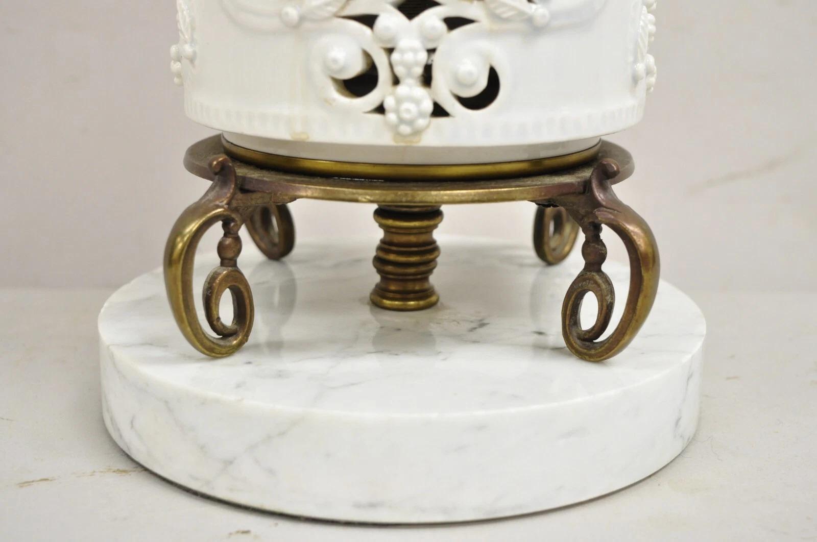 Chinoiserie Große Blanc De Chine Weiße Porzellan Fretwork-Tischlampe mit Säulen im Angebot 1