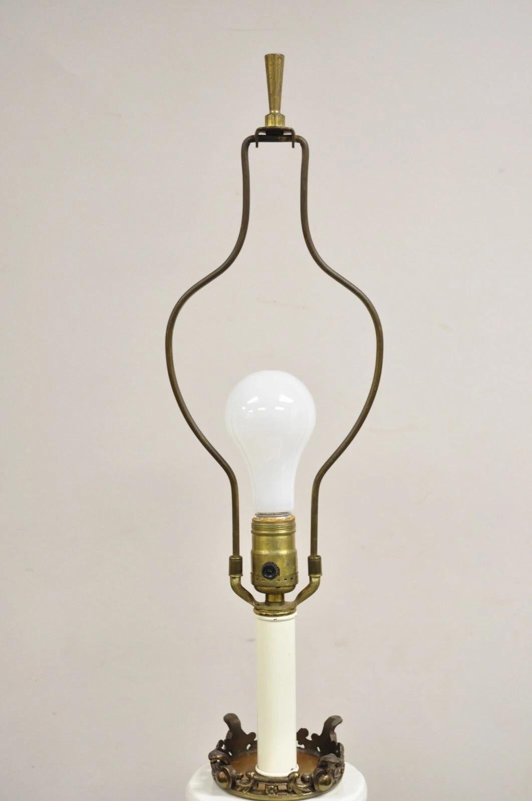 Chinoiserie Große Blanc De Chine Weiße Porzellan Fretwork-Tischlampe mit Säulen im Angebot 2