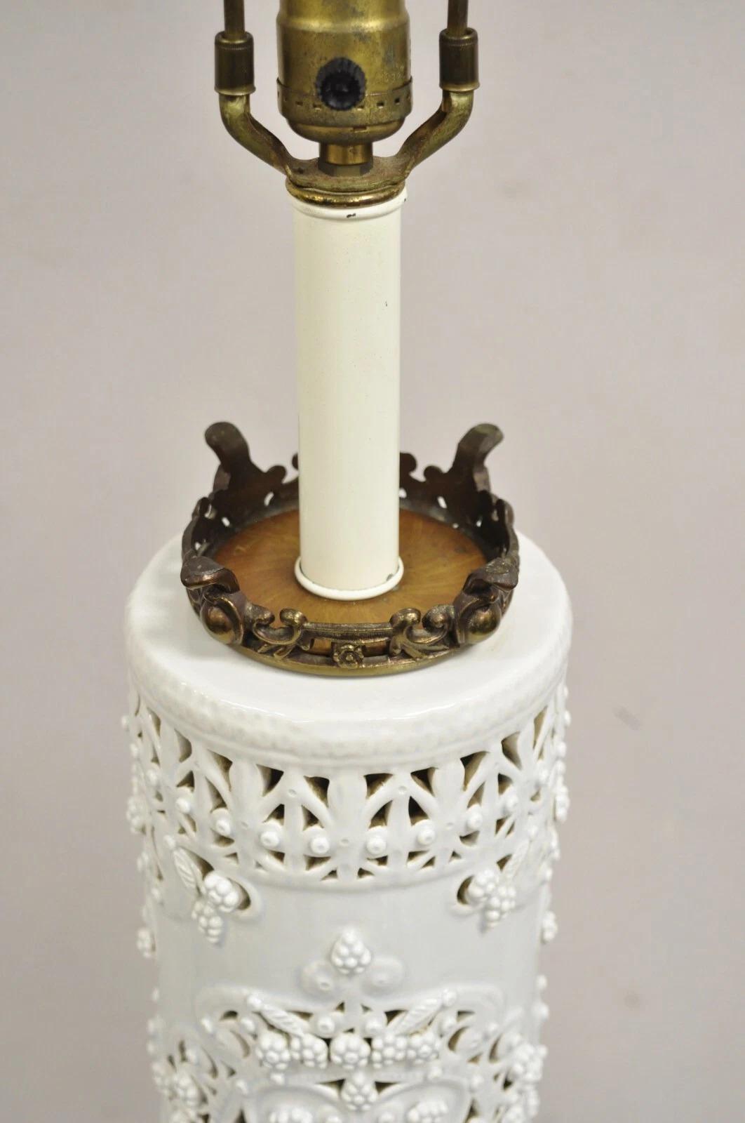Chinoiserie Große Blanc De Chine Weiße Porzellan Fretwork-Tischlampe mit Säulen im Angebot 3