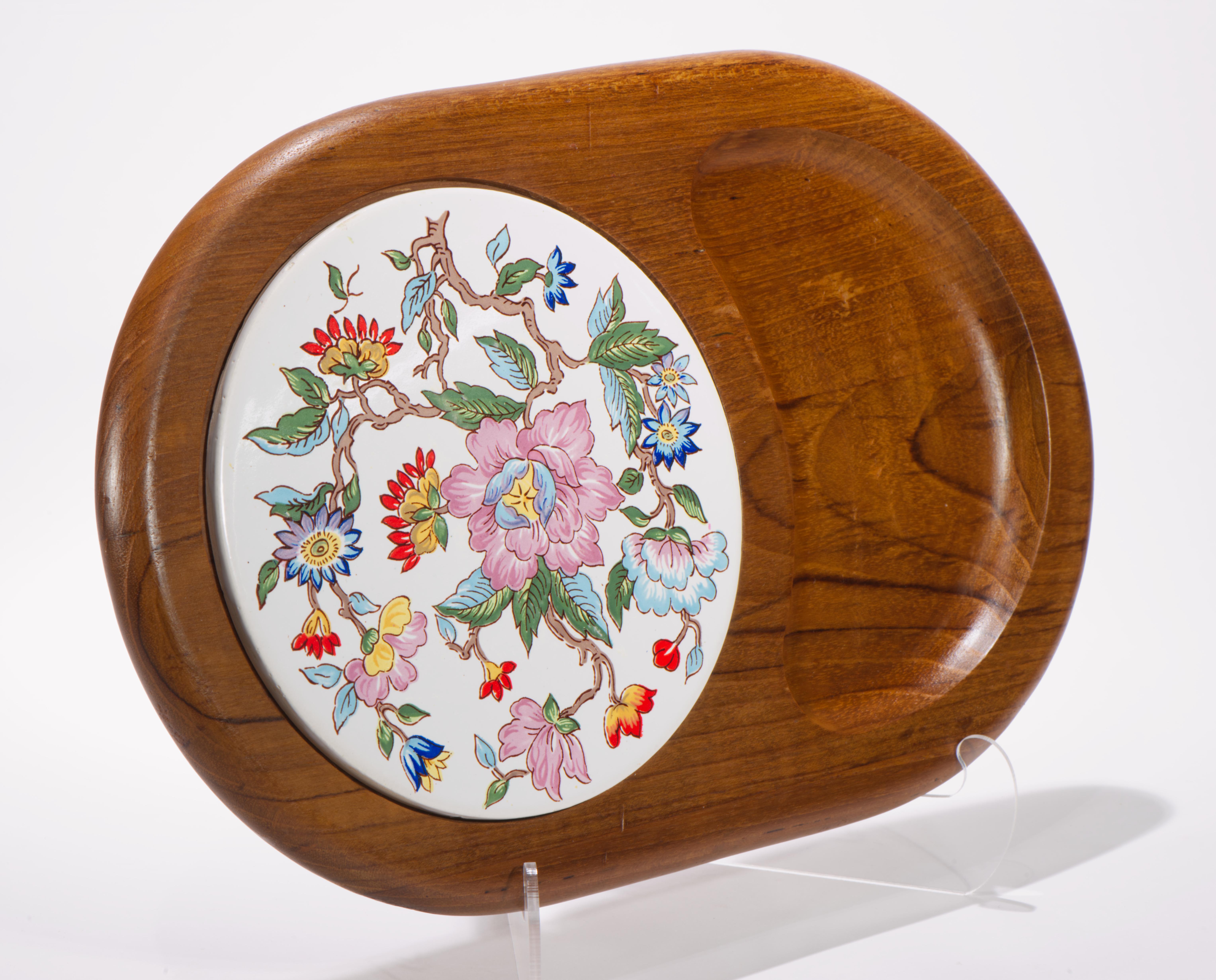 Chinoiserie Teak and Porcelain Serving Tray Floral Decor, 1970s (Moderne der Mitte des Jahrhunderts) im Angebot