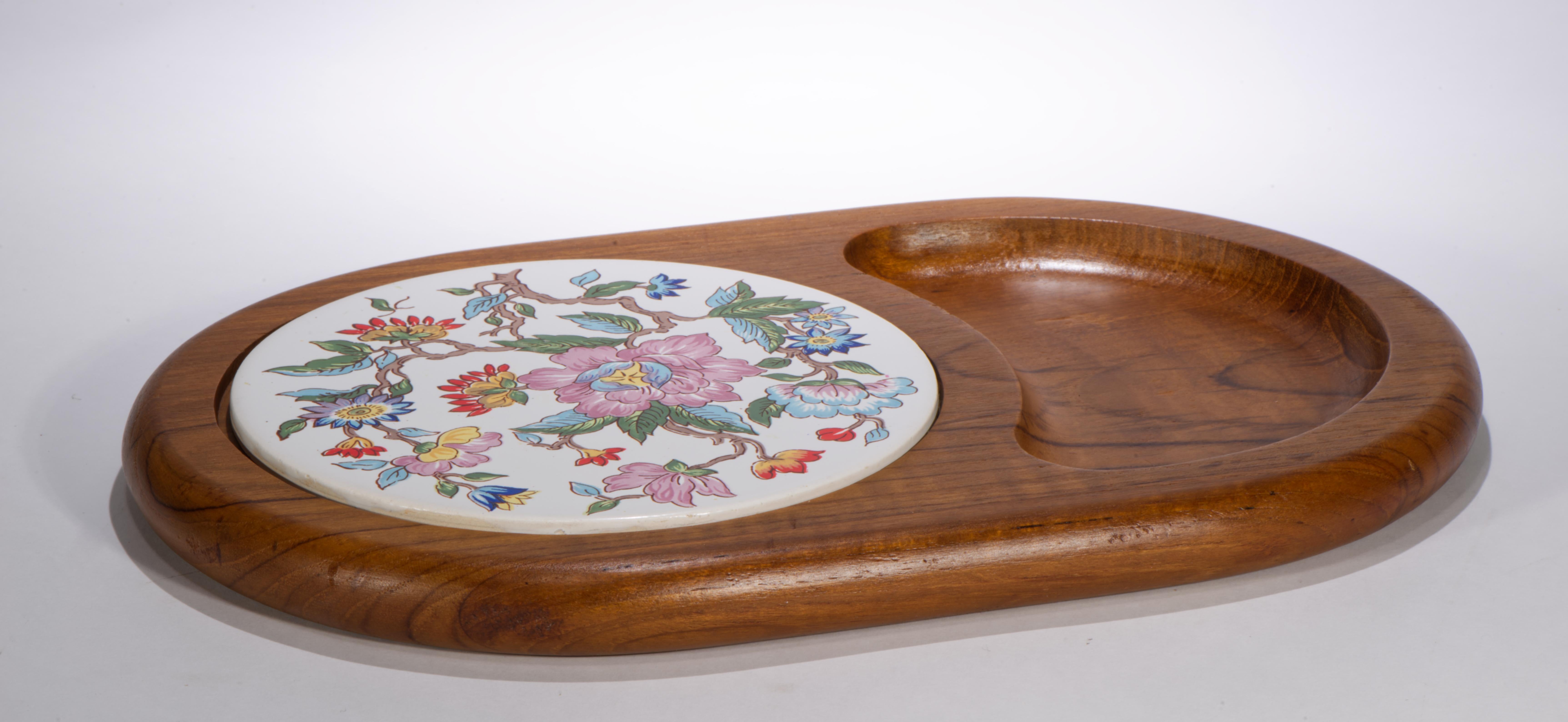 Chinoiserie Teak and Porcelain Serving Tray Floral Decor, 1970s (Handgefertigt) im Angebot
