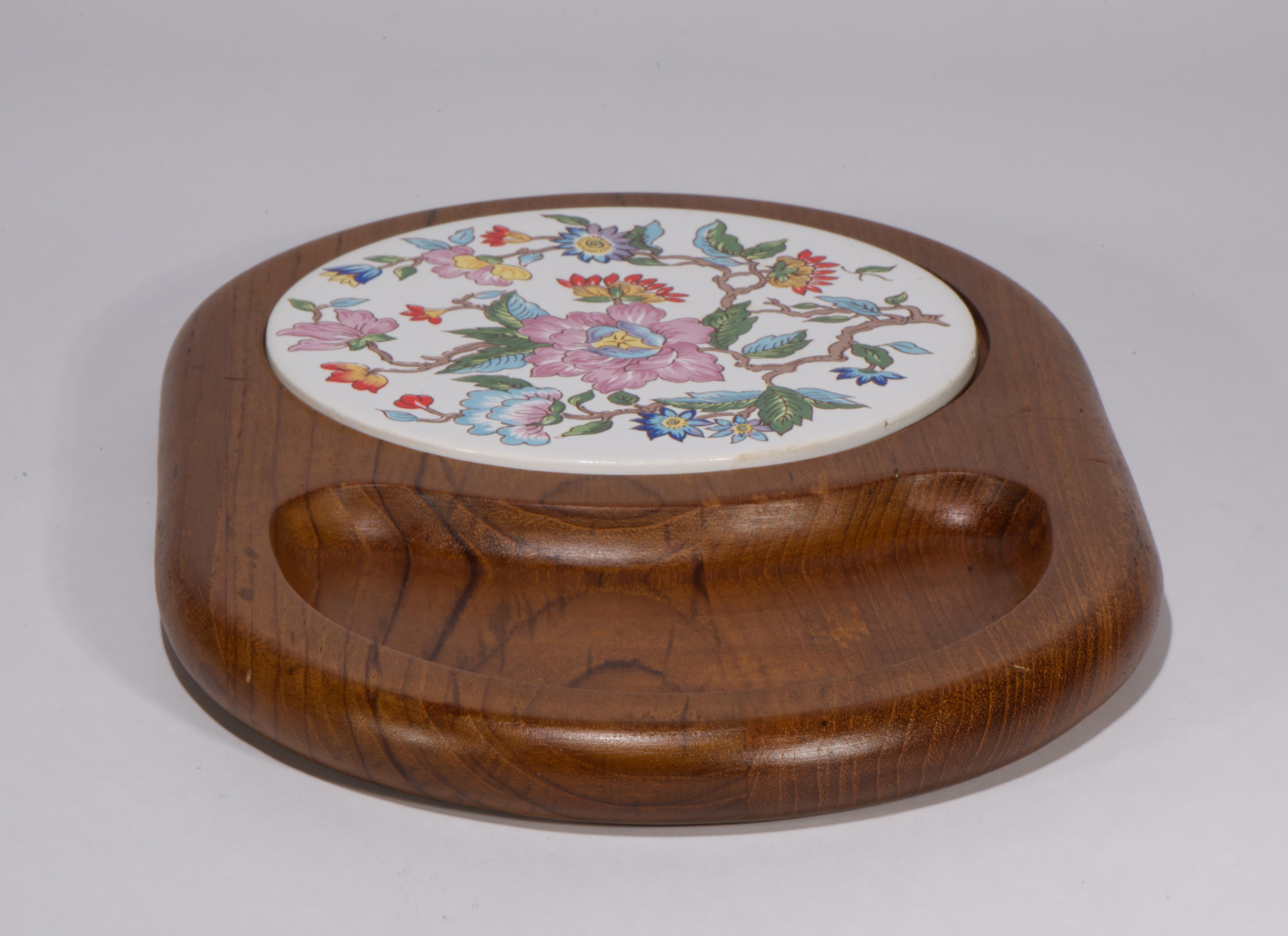 Chinoiserie Teak and Porcelain Serving Tray Floral Decor, 1970s im Zustand „Gut“ im Angebot in Clifton Springs, NY