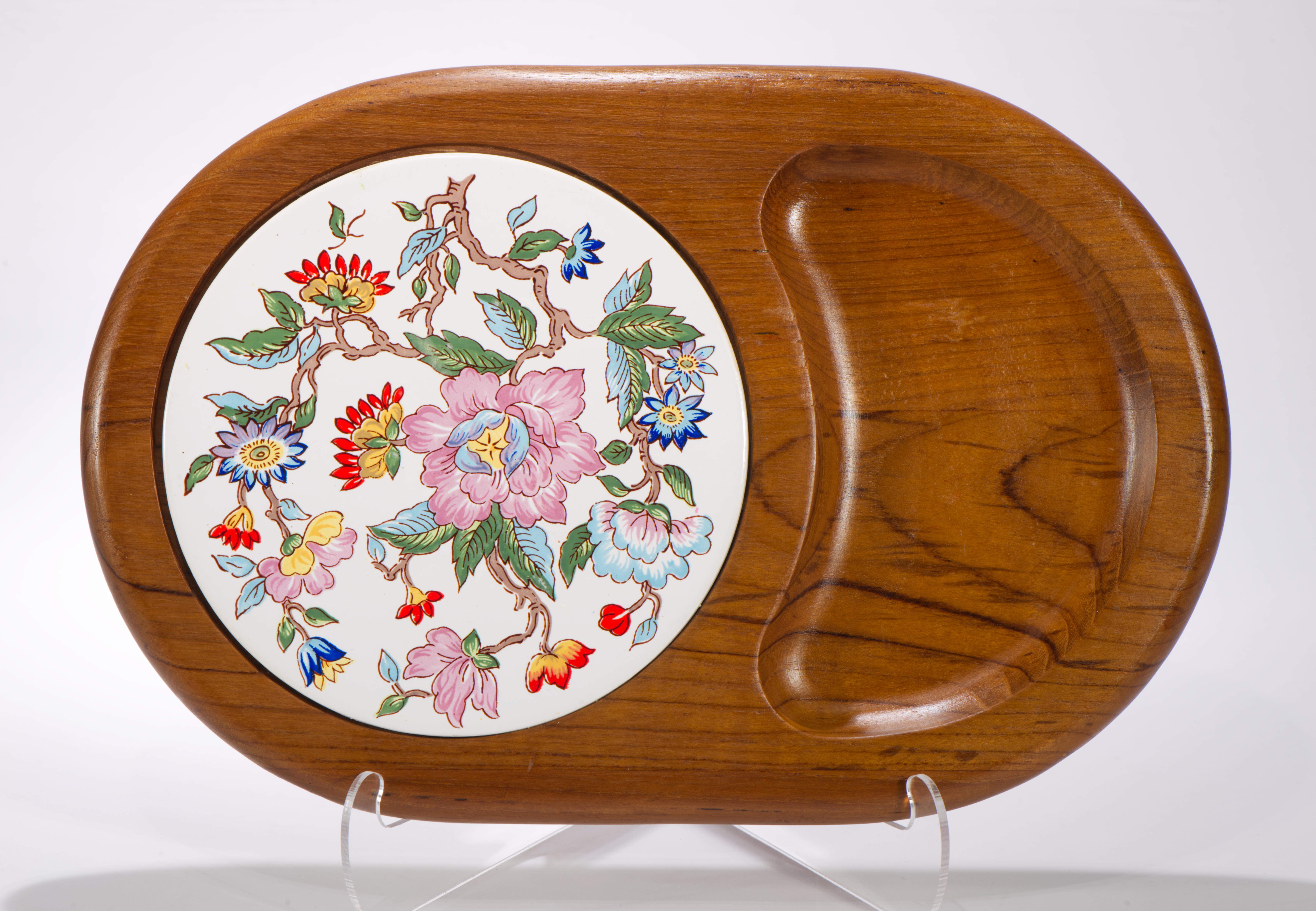 Chinoiserie Teak and Porcelain Serving Tray Floral Decor, 1970s (20. Jahrhundert) im Angebot