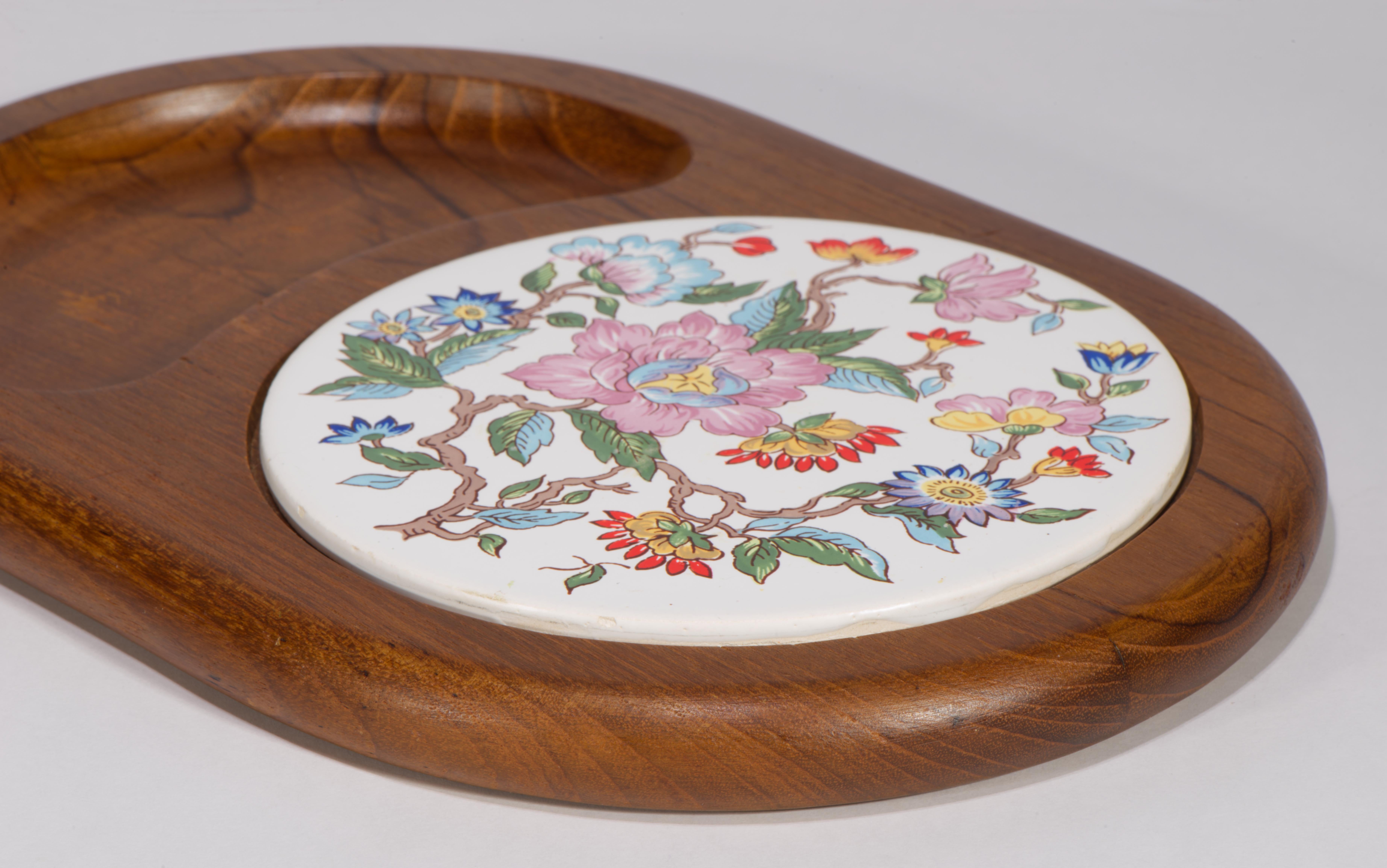 Chinoiserie Teak and Porcelain Serving Tray Floral Decor, 1970s (Teakholz) im Angebot