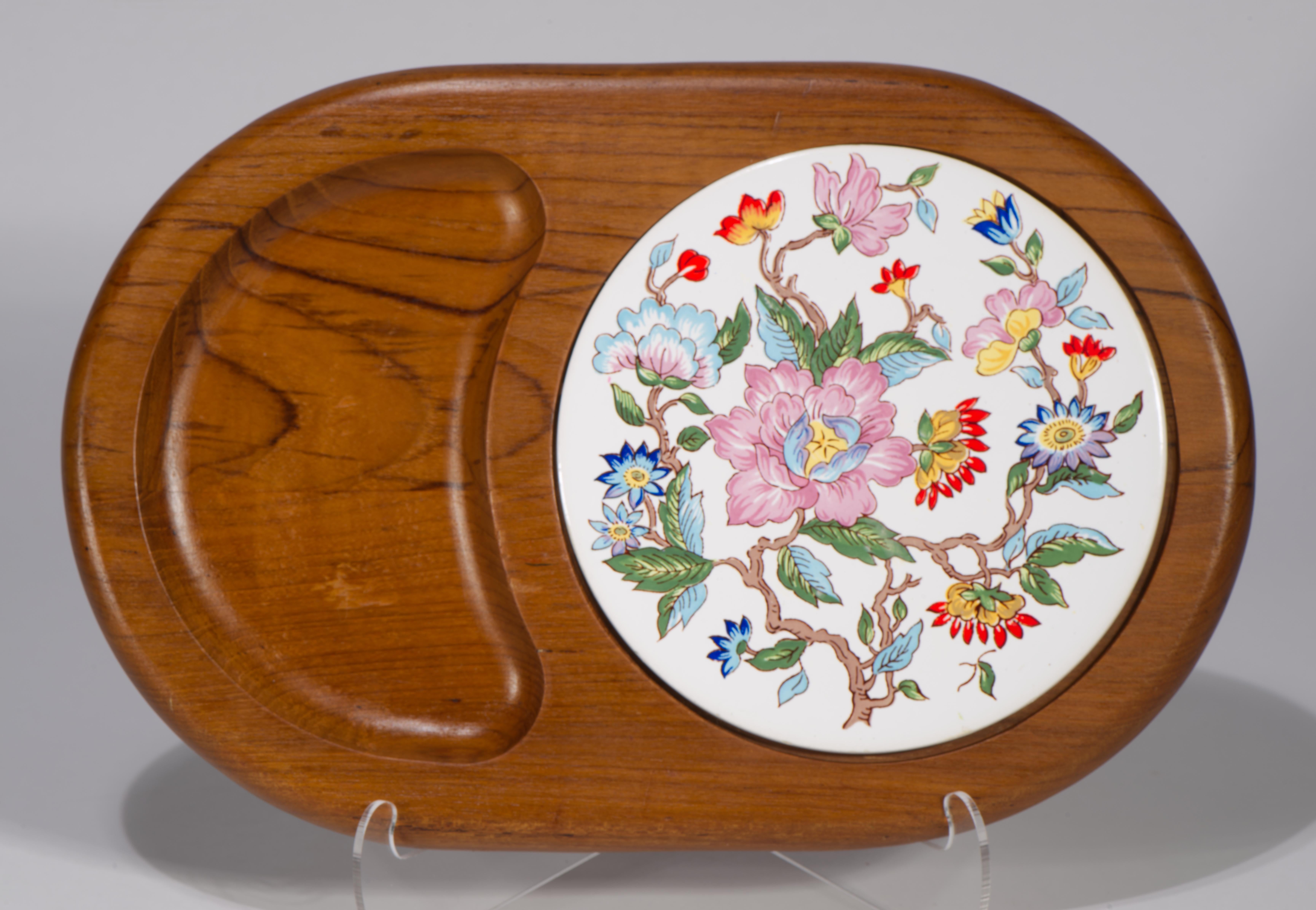 Chinoiserie Teak and Porcelain Serving Tray Floral Decor, 1970s im Angebot 1