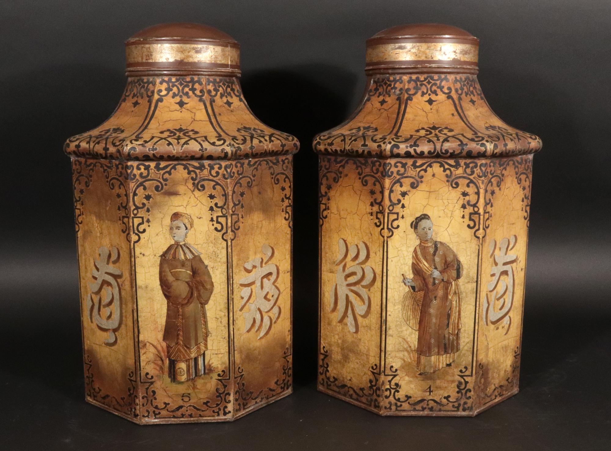 Grandi barattoli da tè Chinoiserie Tôle con figure cinesi, calligrafia cinese e fondo marrone cioccolato,
Circa 1840-1880

I barattoli da tè ottagonali Tôle inglesi con coperchi evidenziati in dio hanno un pannello frontale decorato con diverse