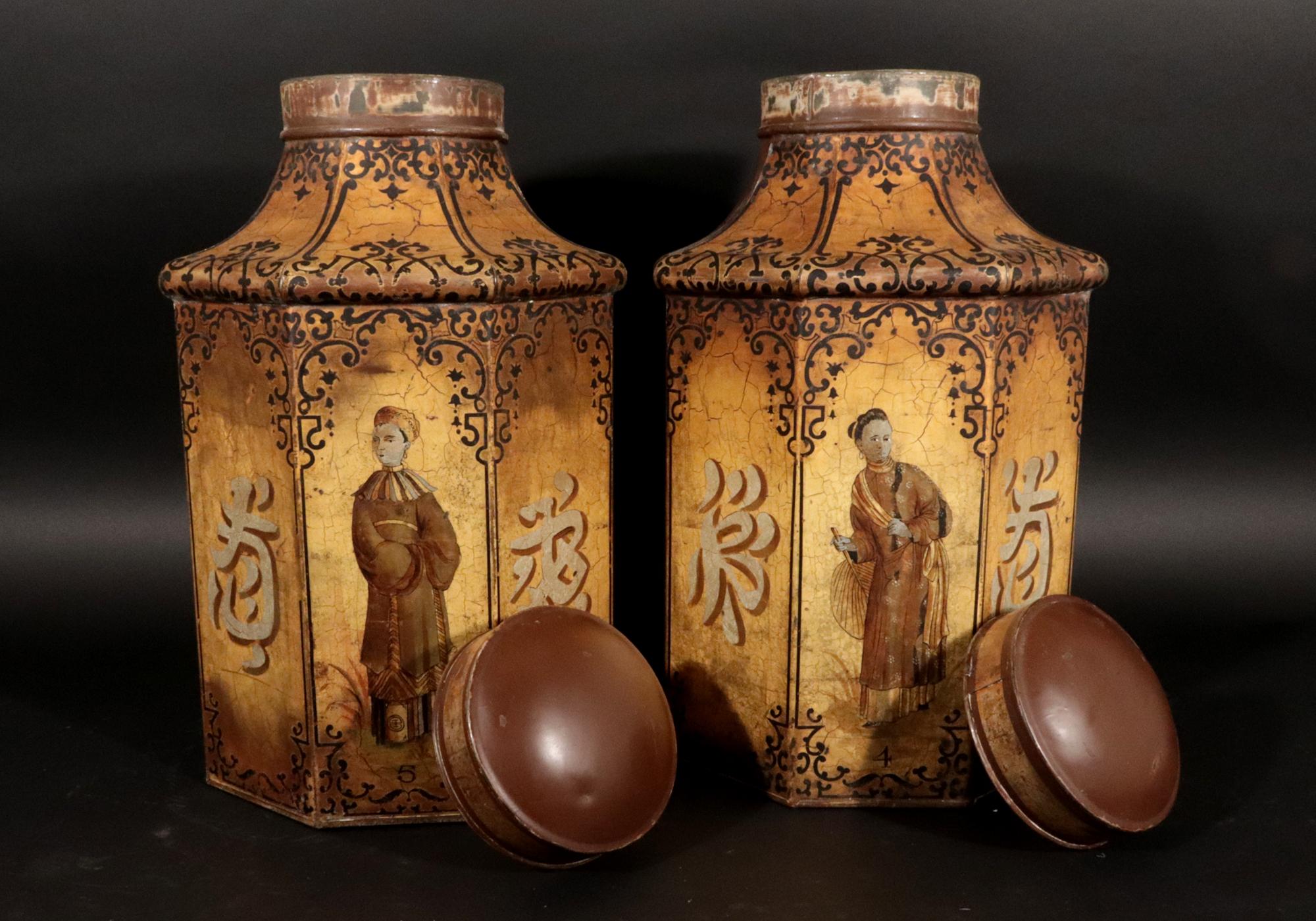 Barattoli da tè grandi con figure cinesi Chinoiserie Tôle In condizioni buone in vendita a Downingtown, PA