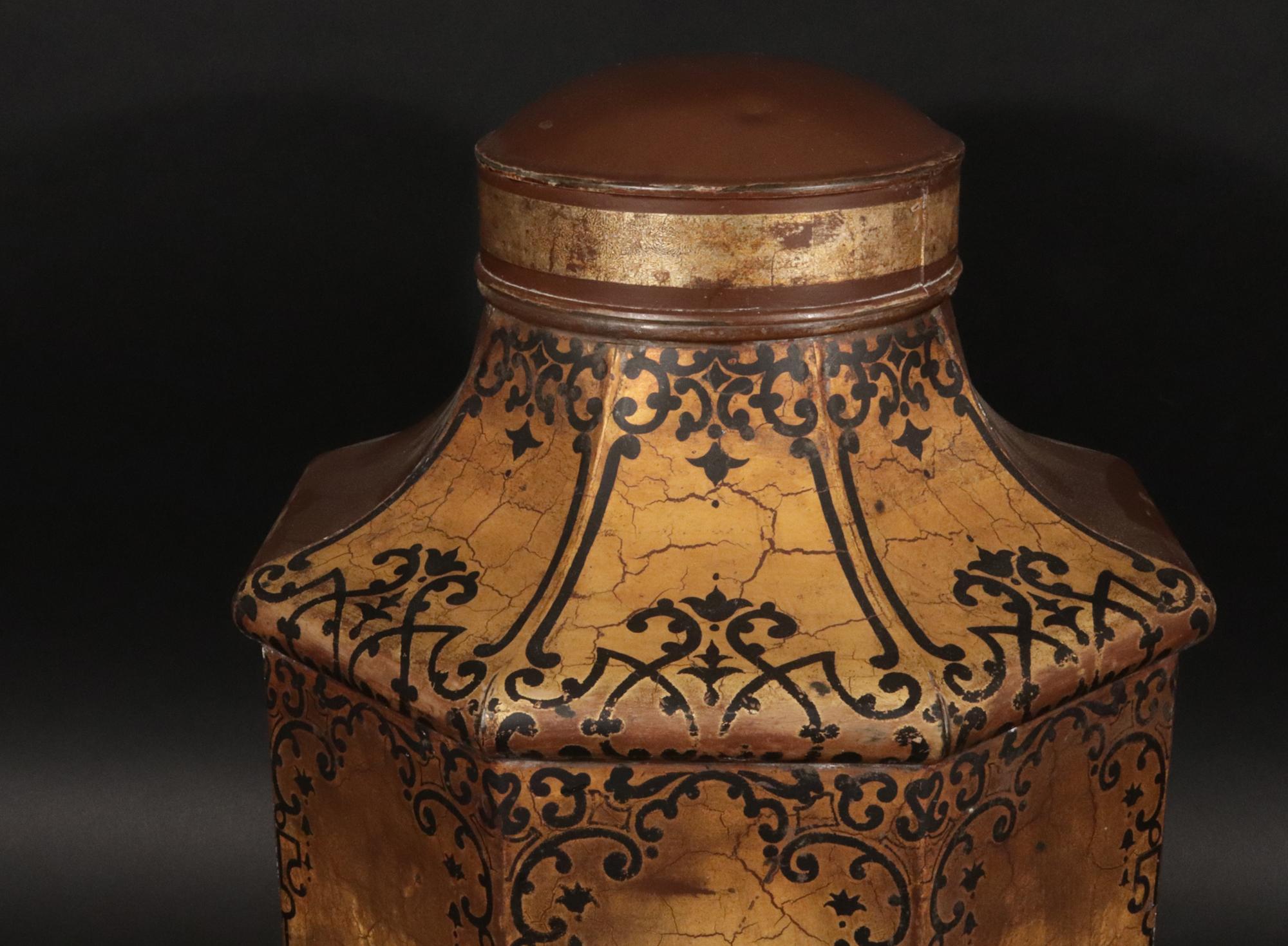 Metallo Barattoli da tè grandi con figure cinesi Chinoiserie Tôle in vendita