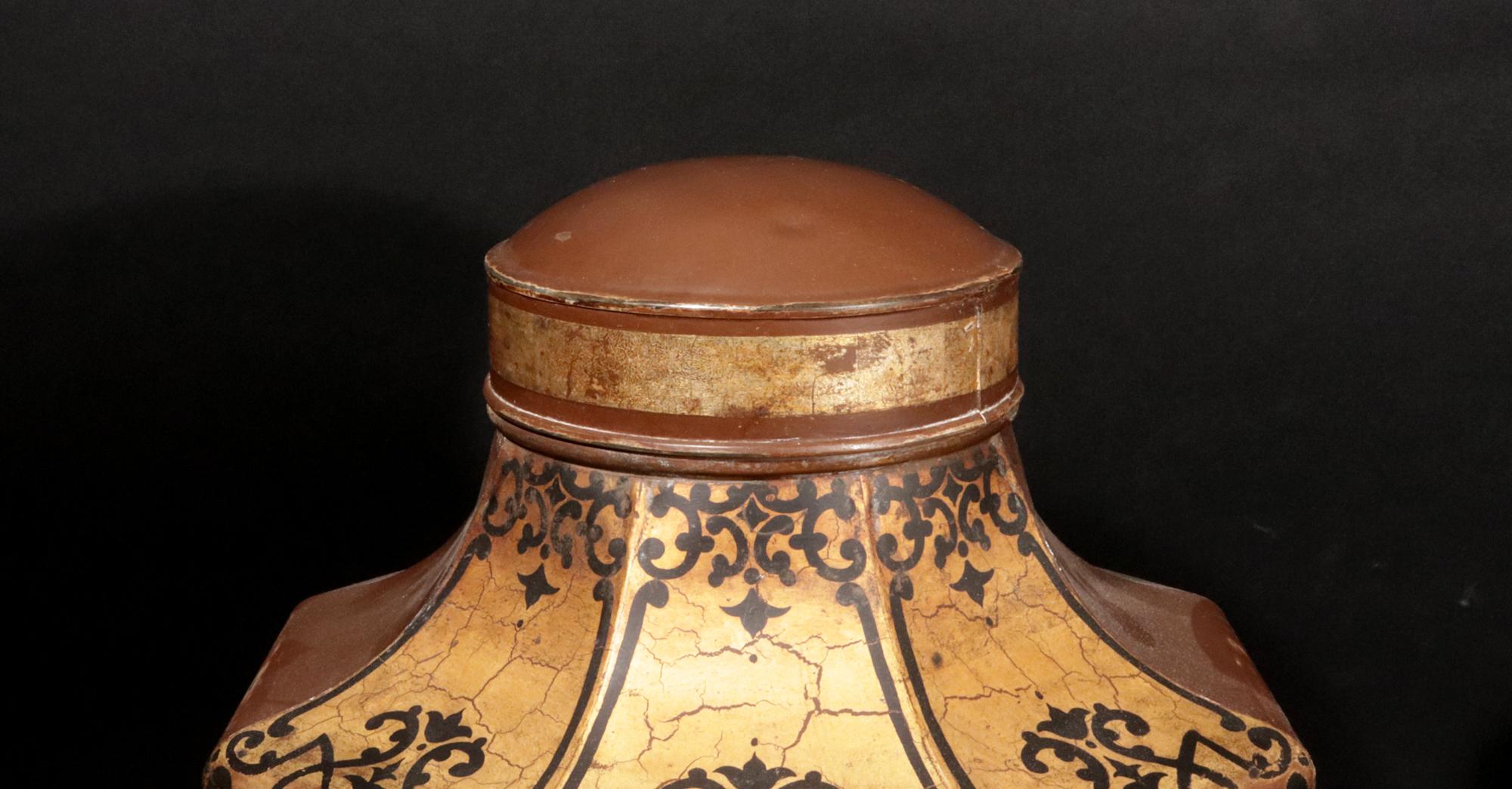 Barattoli da tè grandi con figure cinesi Chinoiserie Tôle in vendita 1