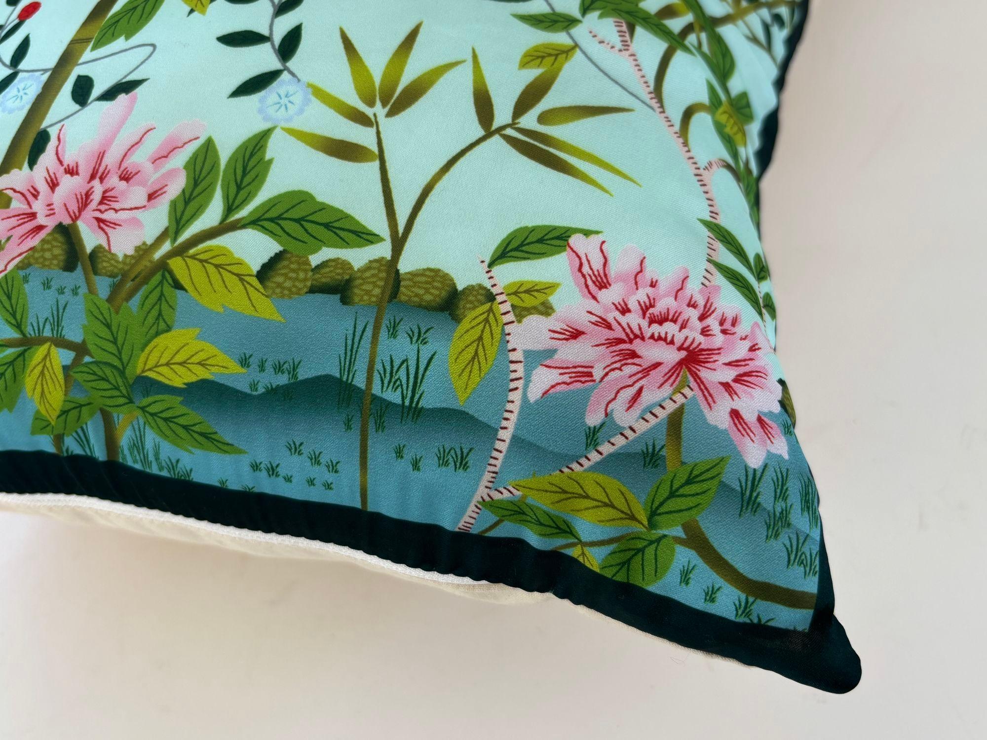 Cuscino da lancio in seta turchese Chinoiserie con fiori e uccelli, orientale asiatico Des in vendita 5