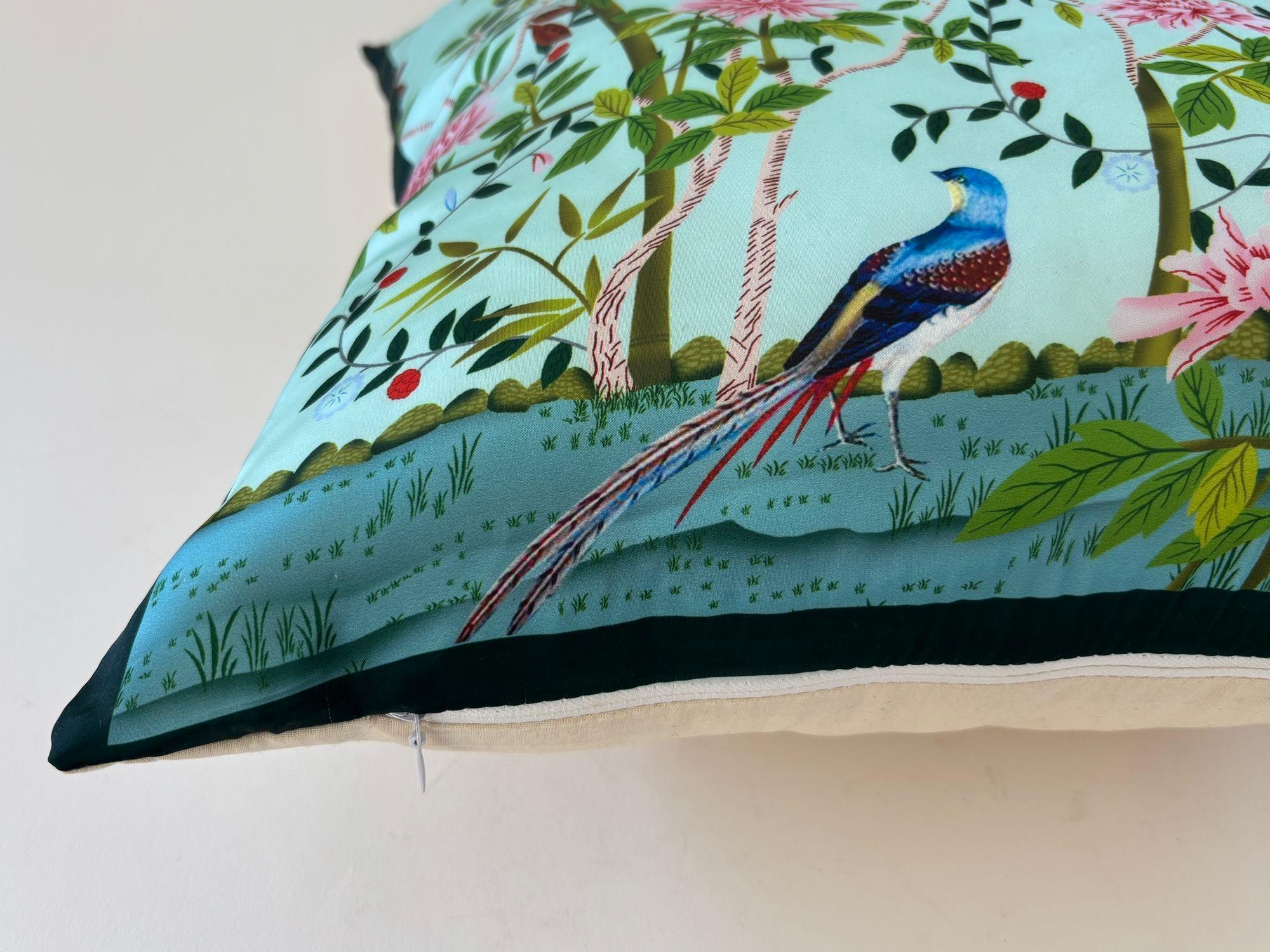 Cuscino da lancio in seta turchese Chinoiserie con fiori e uccelli, orientale asiatico Des in vendita 6