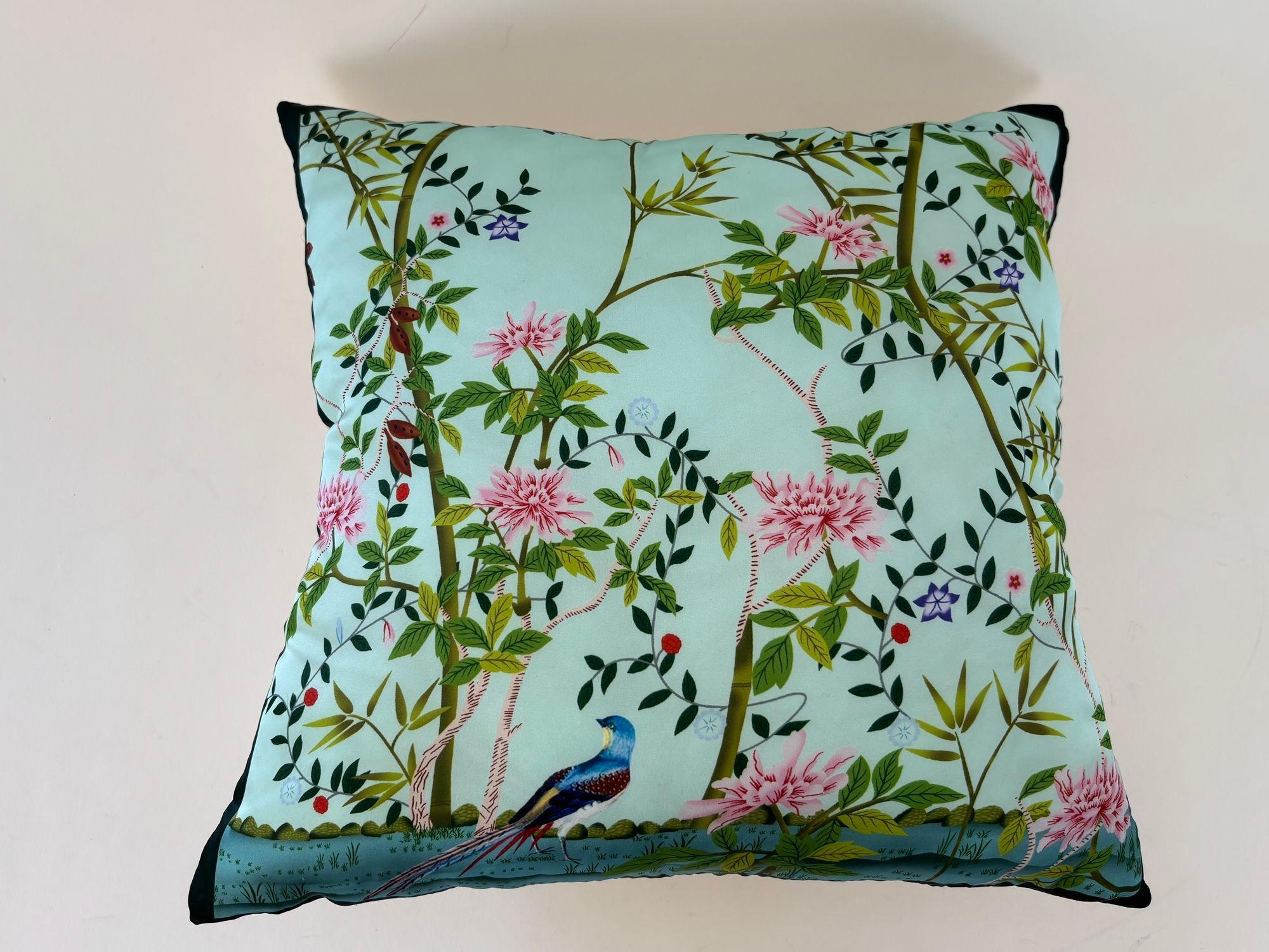 Cuscino da lancio in seta turchese Chinoiserie con fiori e uccelli, orientale asiatico Des in vendita 7
