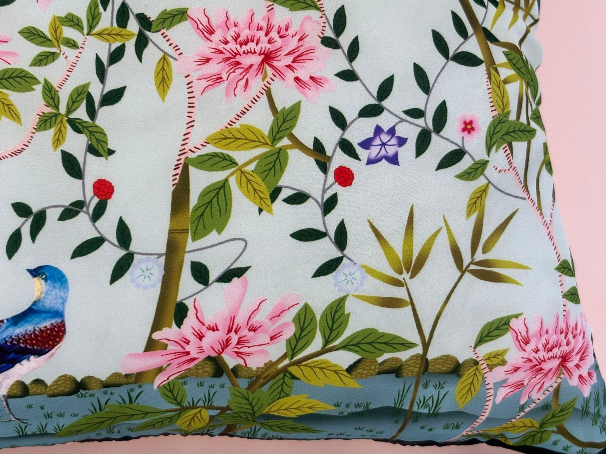 Cuscino da lancio in seta turchese Chinoiserie con fiori e uccelli, orientale asiatico Des in vendita 9