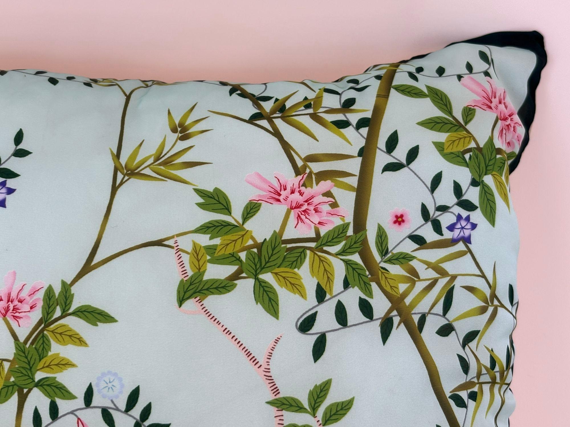 Cuscino da lancio in seta turchese Chinoiserie con fiori e uccelli, orientale asiatico Des in vendita 10