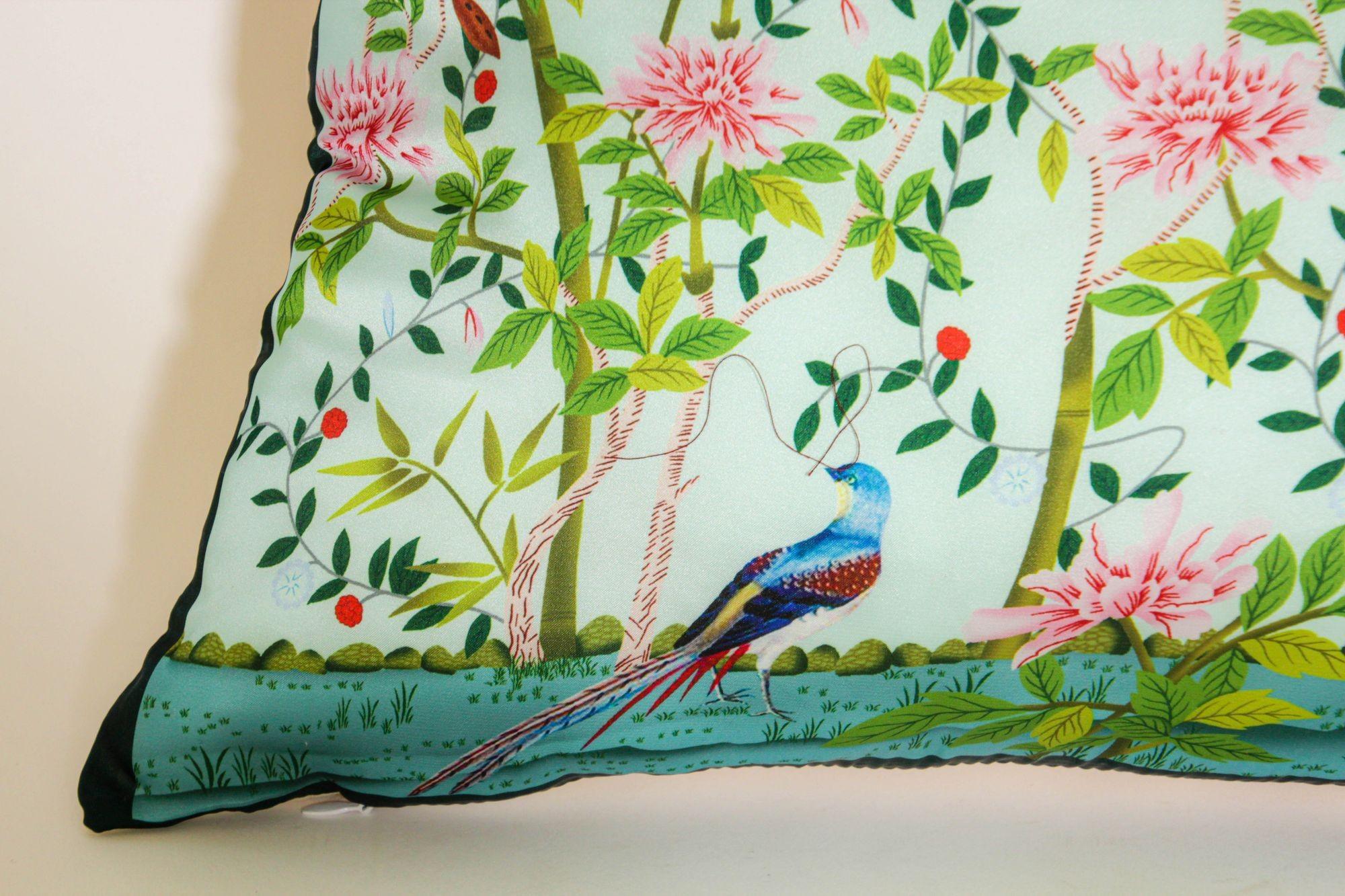 Cuscino decorativo in seta Chinoiserie turchese con fiori e uccelli dal design orientale asiatico. Il cuscino decorativo in seta Chinoiserie asiatica, ornato da un bordo di fiori primaverili, è una celebrazione dell'abbondanza della natura su un