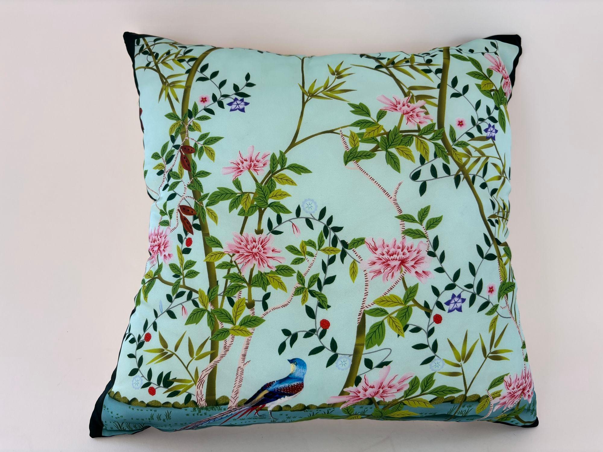 Cuscino da lancio in seta turchese Chinoiserie con fiori e uccelli, orientale asiatico Des in vendita 13