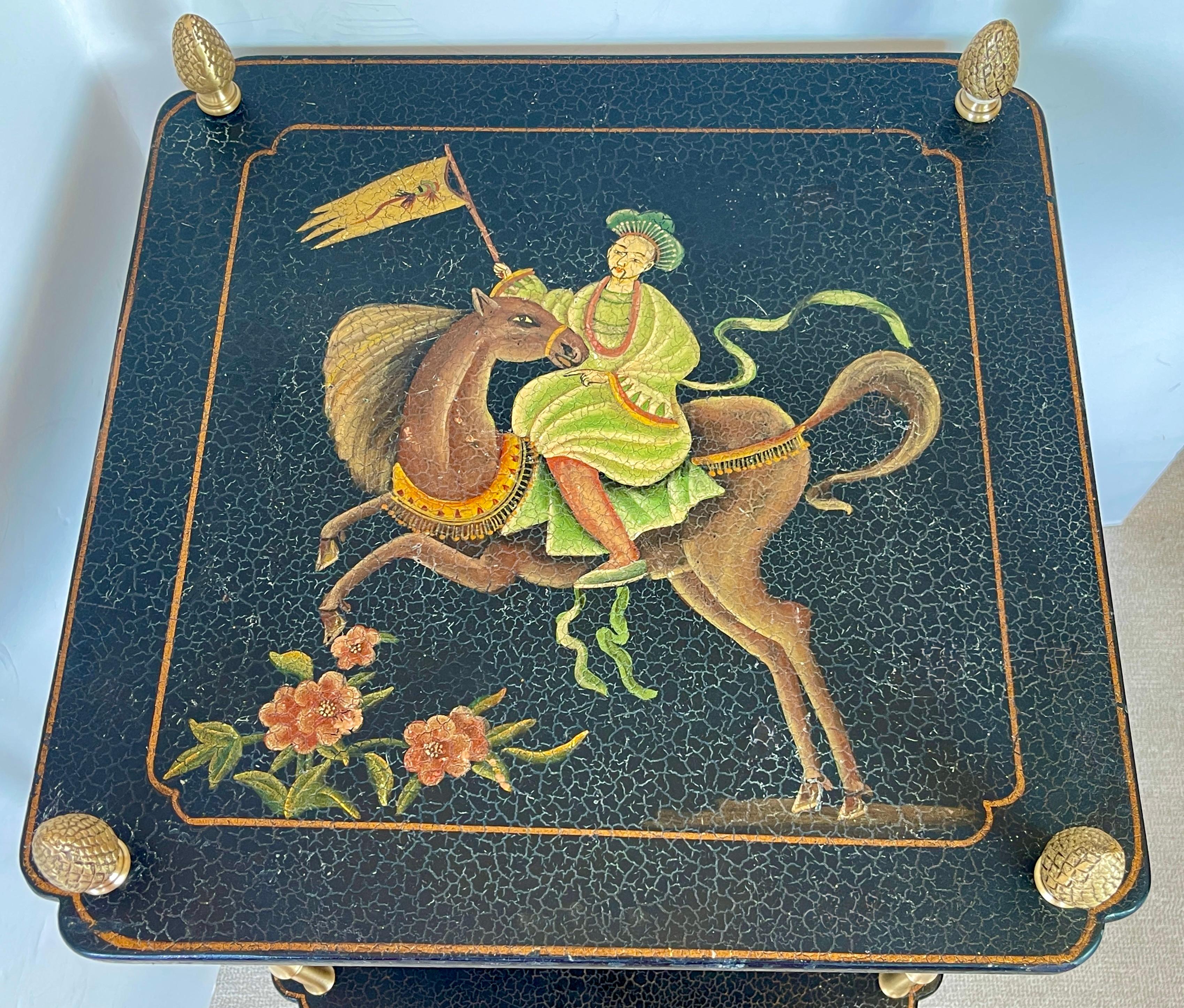 Hollywood Regency Tavolino a due piani Chinoiserie  Con piedini in ottone,  Stile Maison Bagues in vendita