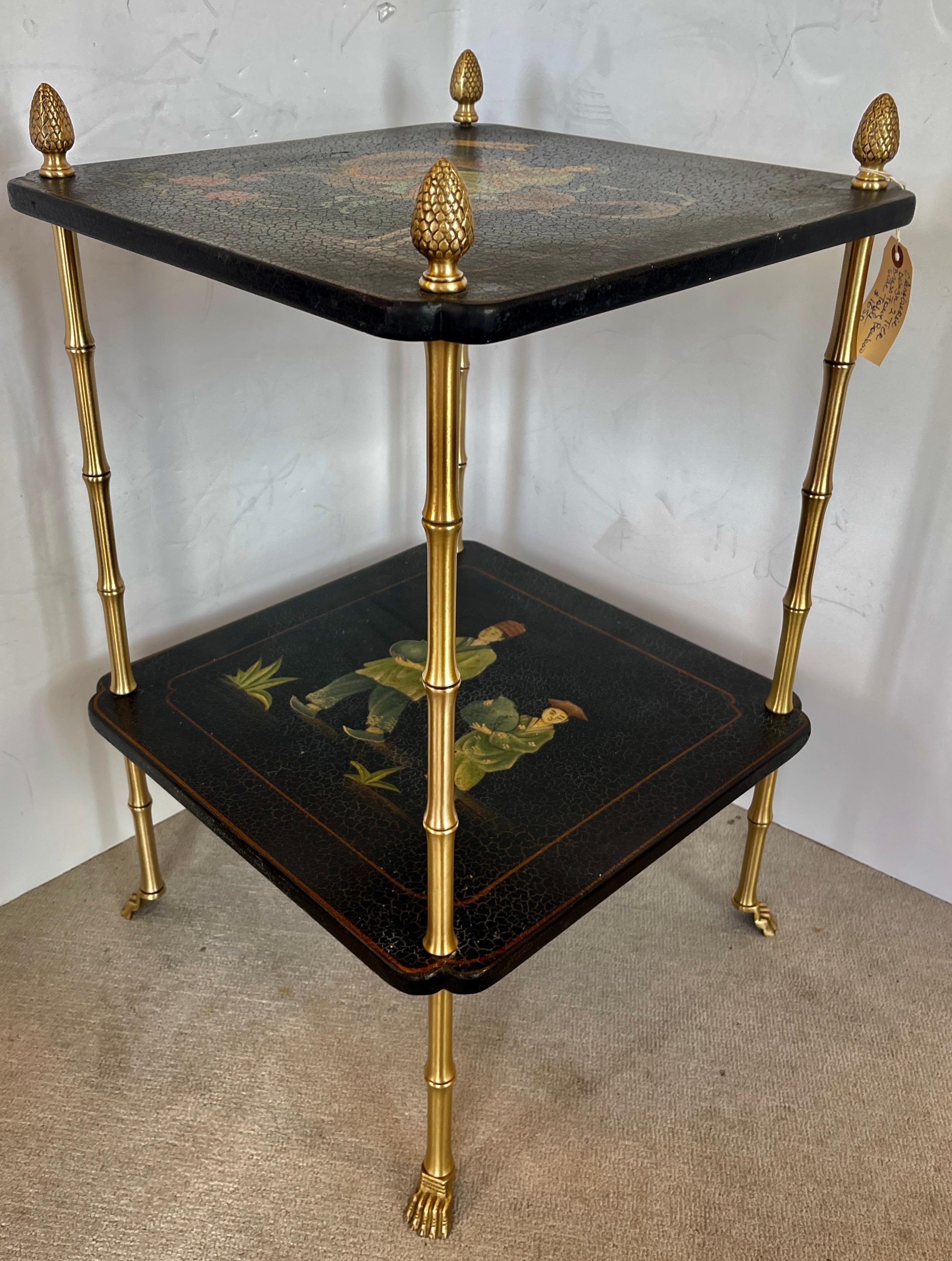Fine XX secolo Tavolino a due piani Chinoiserie  Con piedini in ottone,  Stile Maison Bagues in vendita