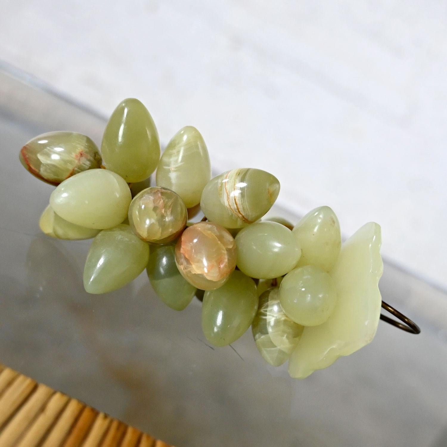Vignette chinoiseries de l'tui  th en pierre sculpte et raisins de jade en vente 2