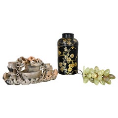 Vignette de la chinoiserie en pierre de savon sculptée, boîte à thé et raisins de jade