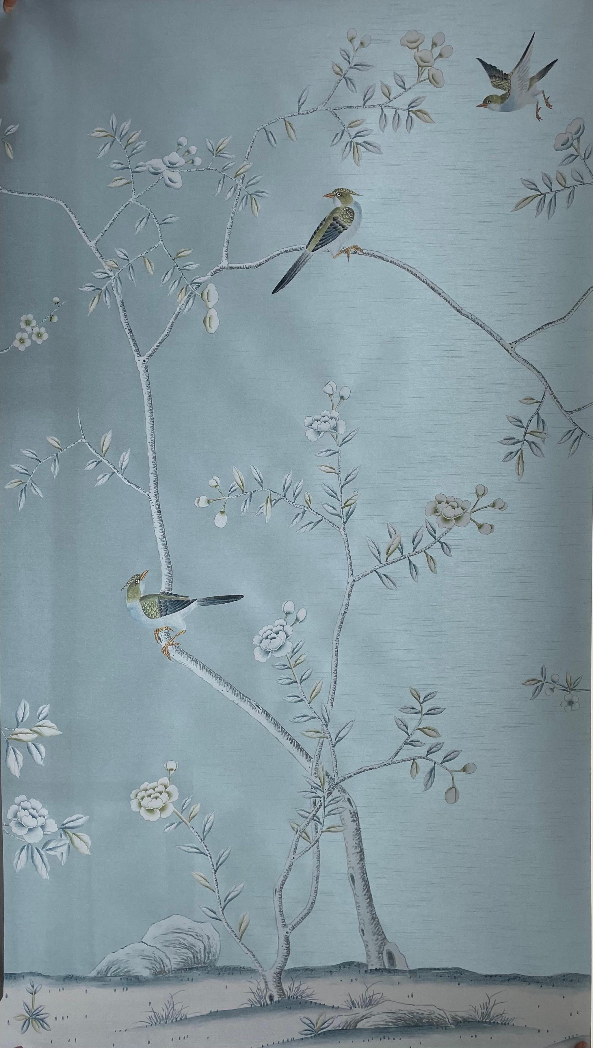 Handbemalte Chinoiserie-Tapete auf blauer Seide, maßgefertigte Größe akzeptiert (21. Jahrhundert und zeitgenössisch) im Angebot