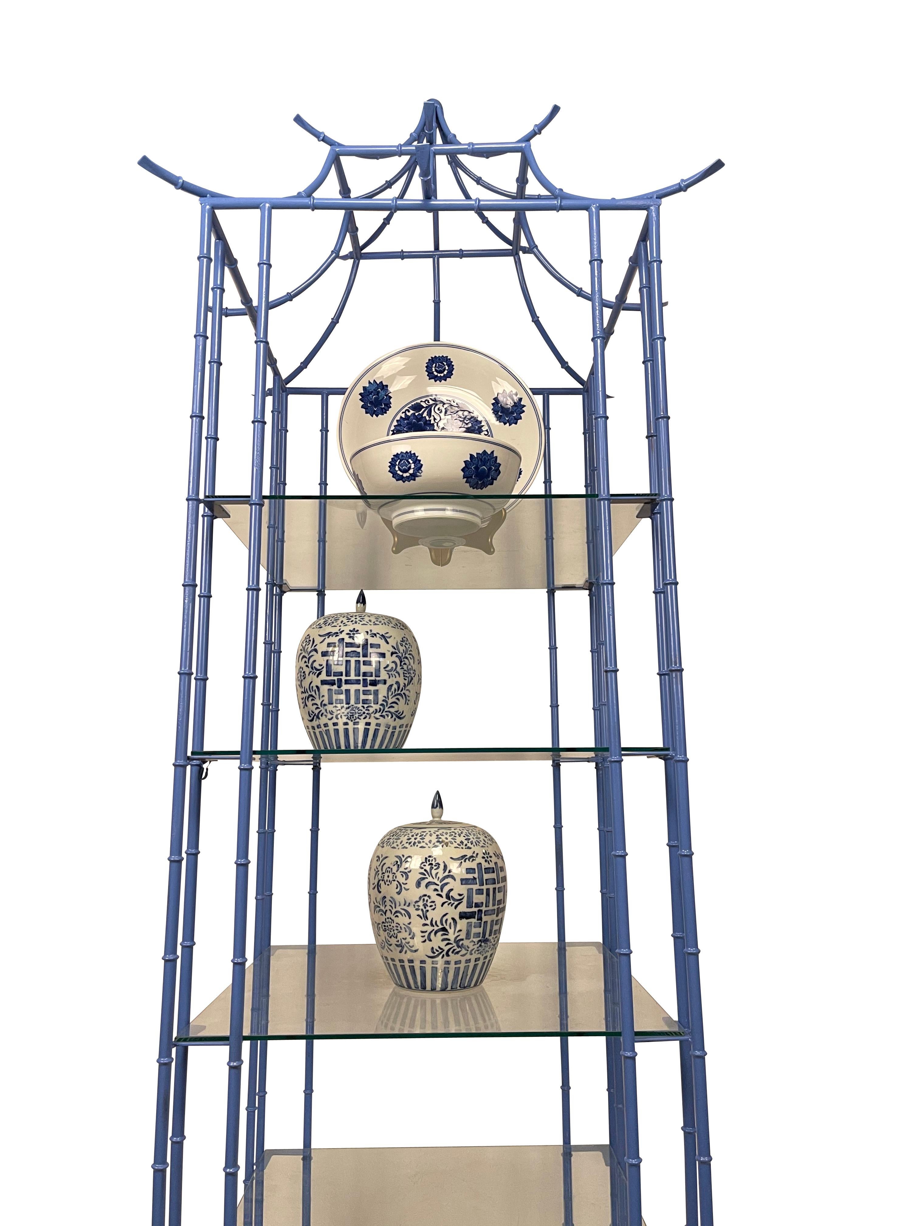 Peint Chinoiserie Wedgewood Blue Pagoda Étagère en vente