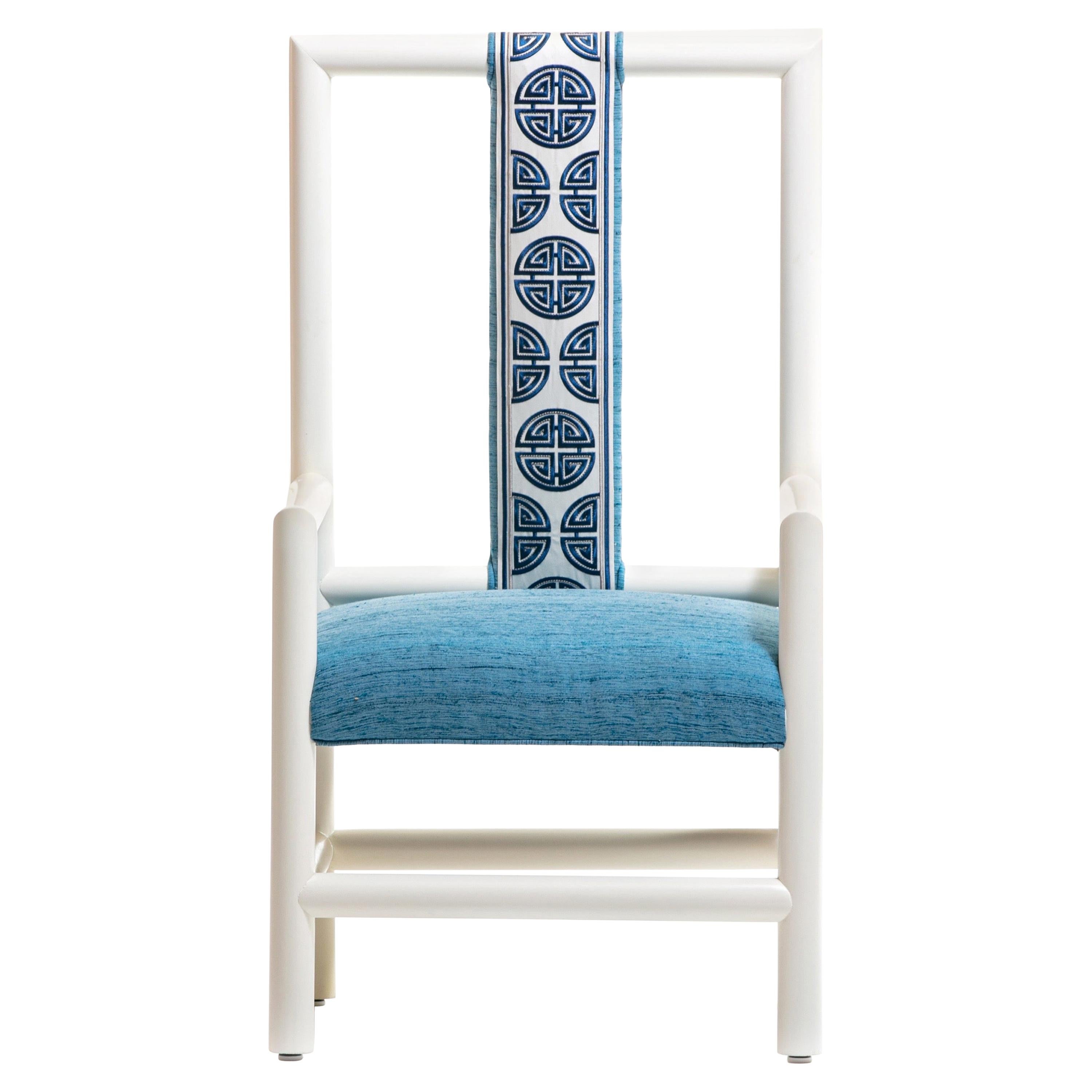 Chaise à haut dossier bleu et blanc de style chinoiserie du Viceroy de Miami