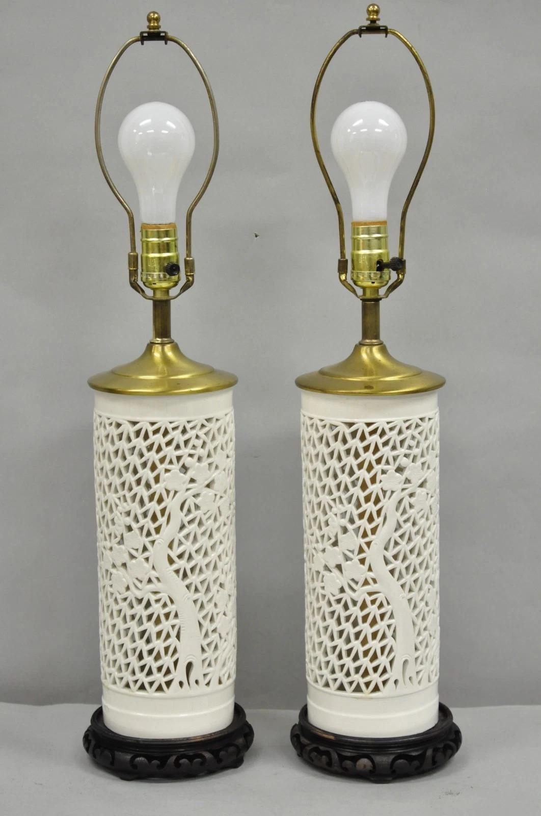Chinoiserie Weiß Blanc De Chine Porzellan Kirschblüten Tischlampe - ein Paar im Angebot 5