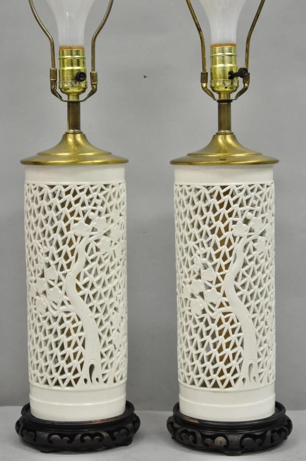 Vintage Chinoiserie Weiß Blanc De Chine Porzellan Kirschblüten Tischlampen - ein Paar. Circa Mitte des 20. Jahrhunderts. Abmessungen: 27