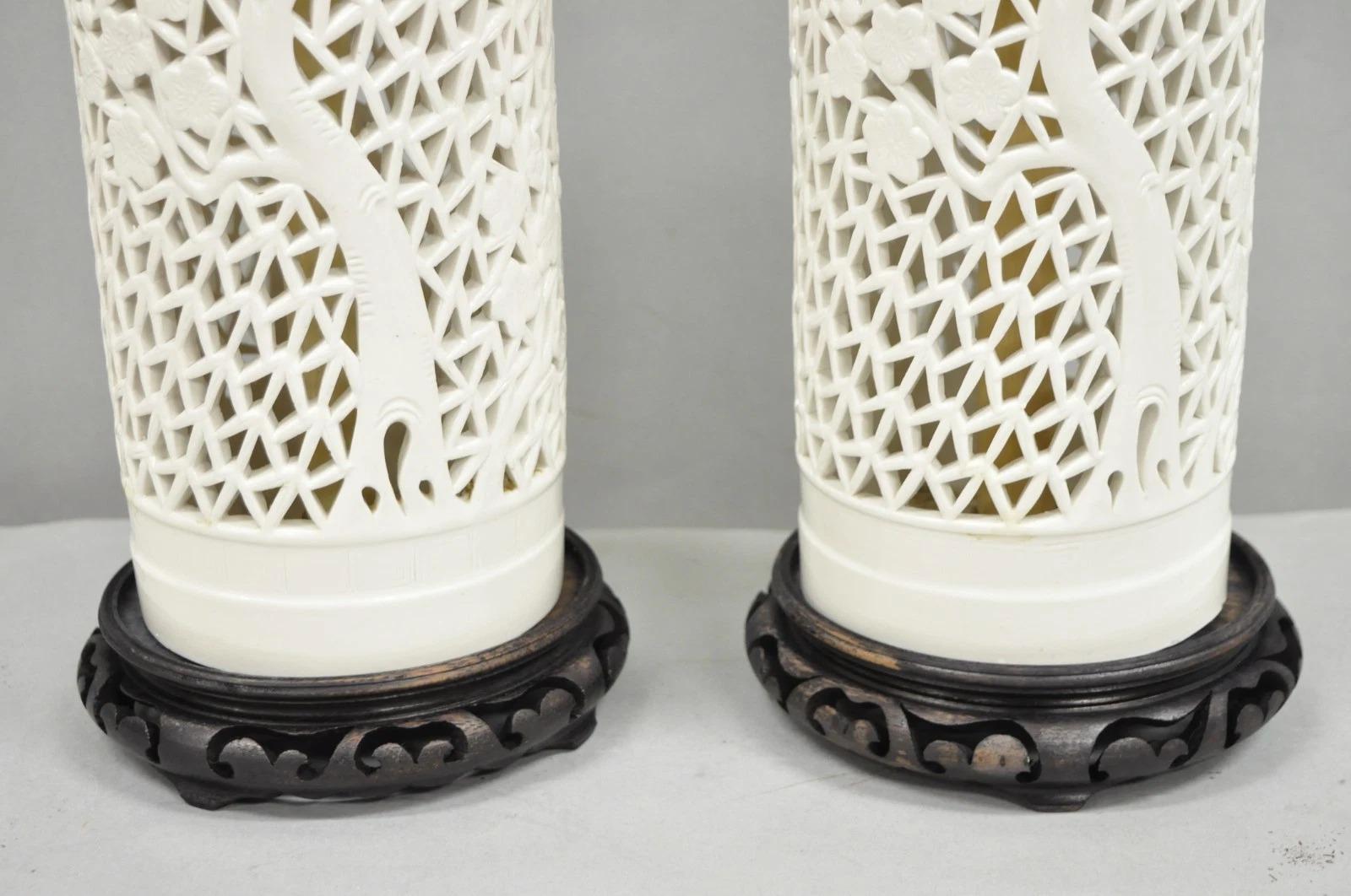 Chinoiserie Weiß Blanc De Chine Porzellan Kirschblüten Tischlampe - ein Paar im Zustand „Gut“ im Angebot in Philadelphia, PA