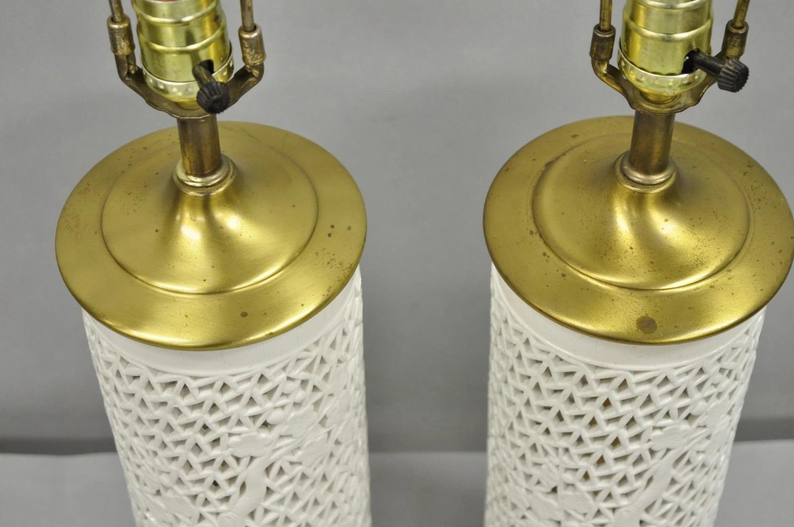 Chinoiserie Weiß Blanc De Chine Porzellan Kirschblüten Tischlampe - ein Paar (20. Jahrhundert) im Angebot