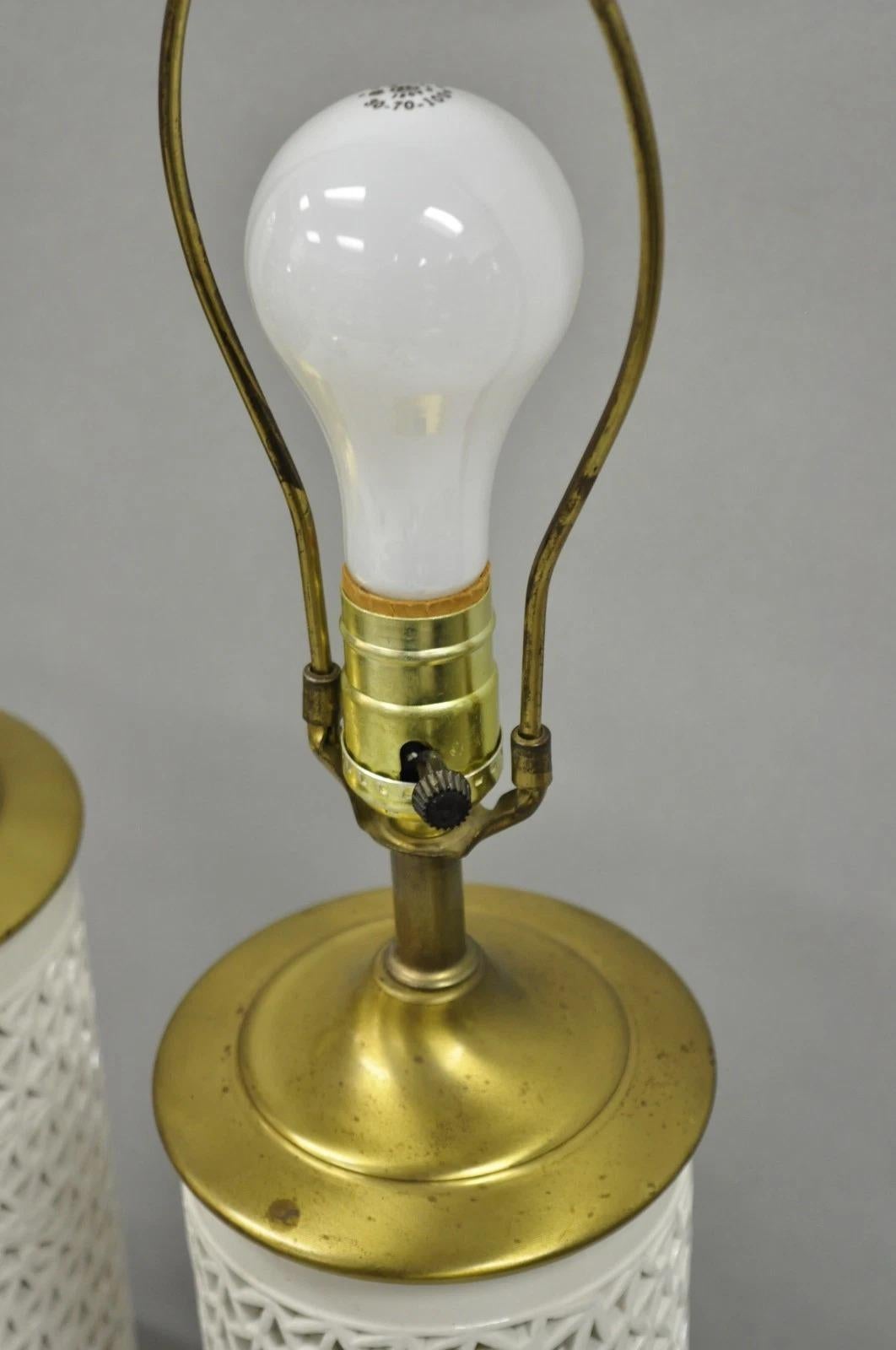 Chinoiserie Weiß Blanc De Chine Porzellan Kirschblüten Tischlampe - ein Paar im Angebot 3