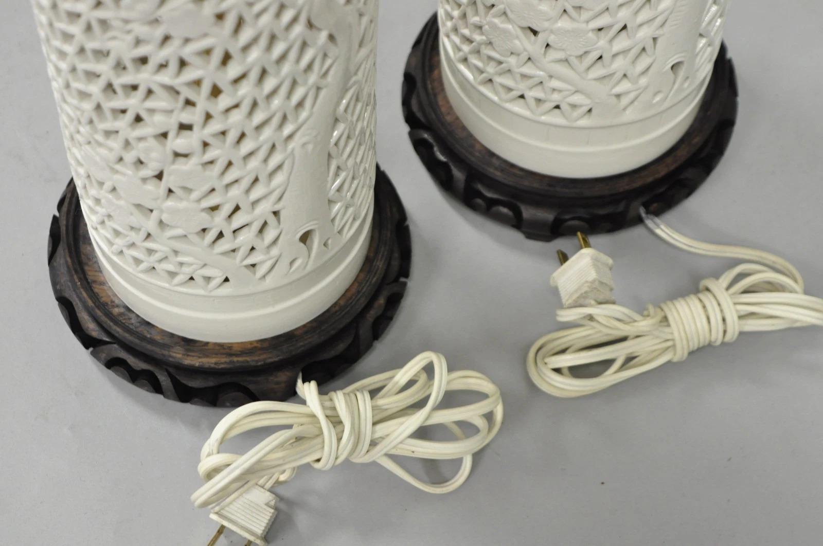 Chinoiserie Weiß Blanc De Chine Porzellan Kirschblüten Tischlampe - ein Paar im Angebot 4