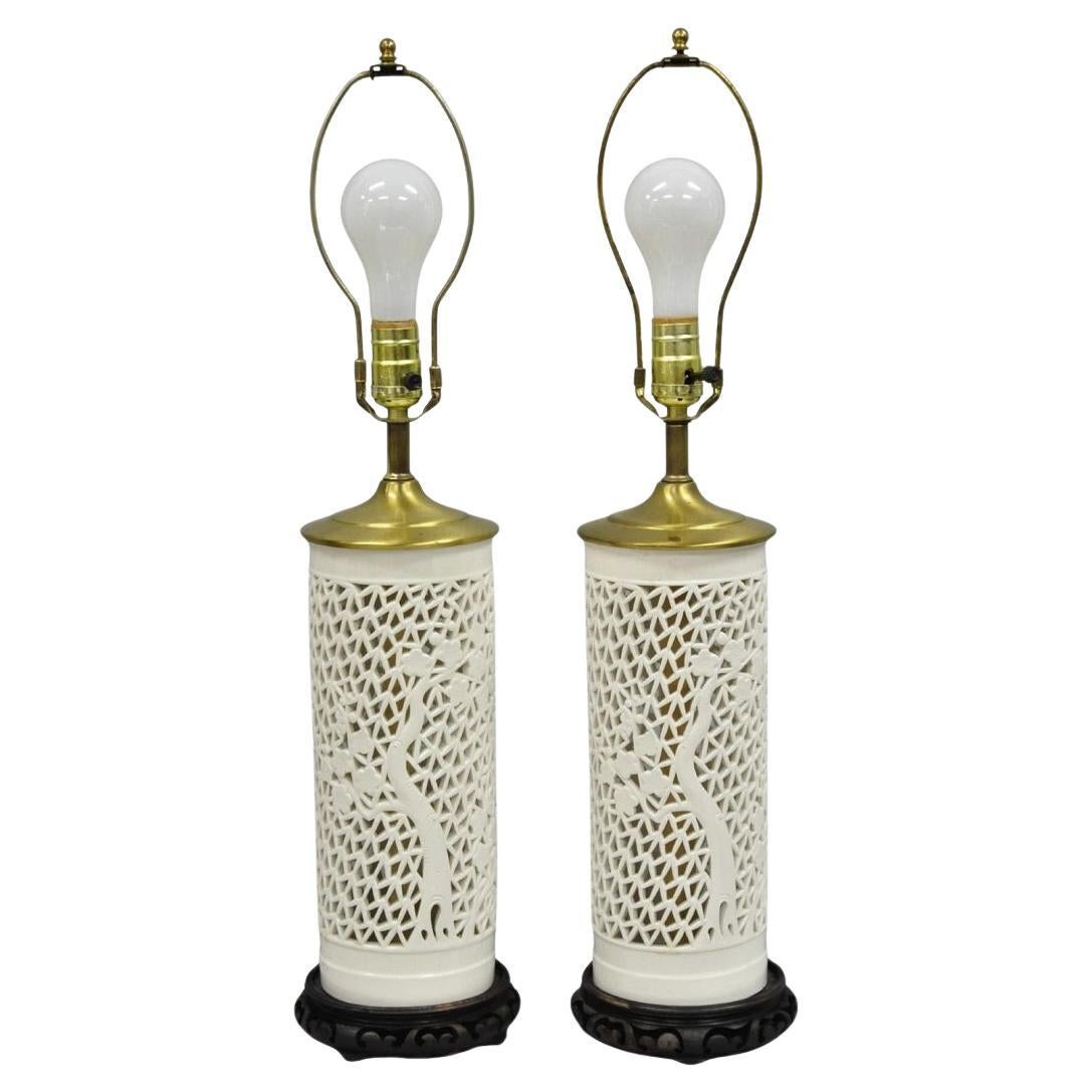 Chinoiserie Blanc De Chine Porcelaine Cherry Blossom Lampe de table - une paire