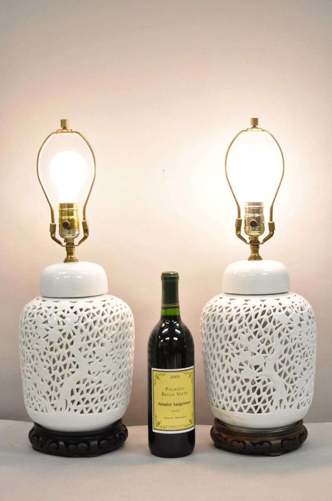 Lámparas de Sobremesa Orientales Vintage Chinoiserie Blanc De Chine Porcelana Blanca Tarro de Jengibre Calado Flor de Cerezo sobre Base de Madera Tallada - un Par. Mediados del siglo XX. Medidas: 21,5