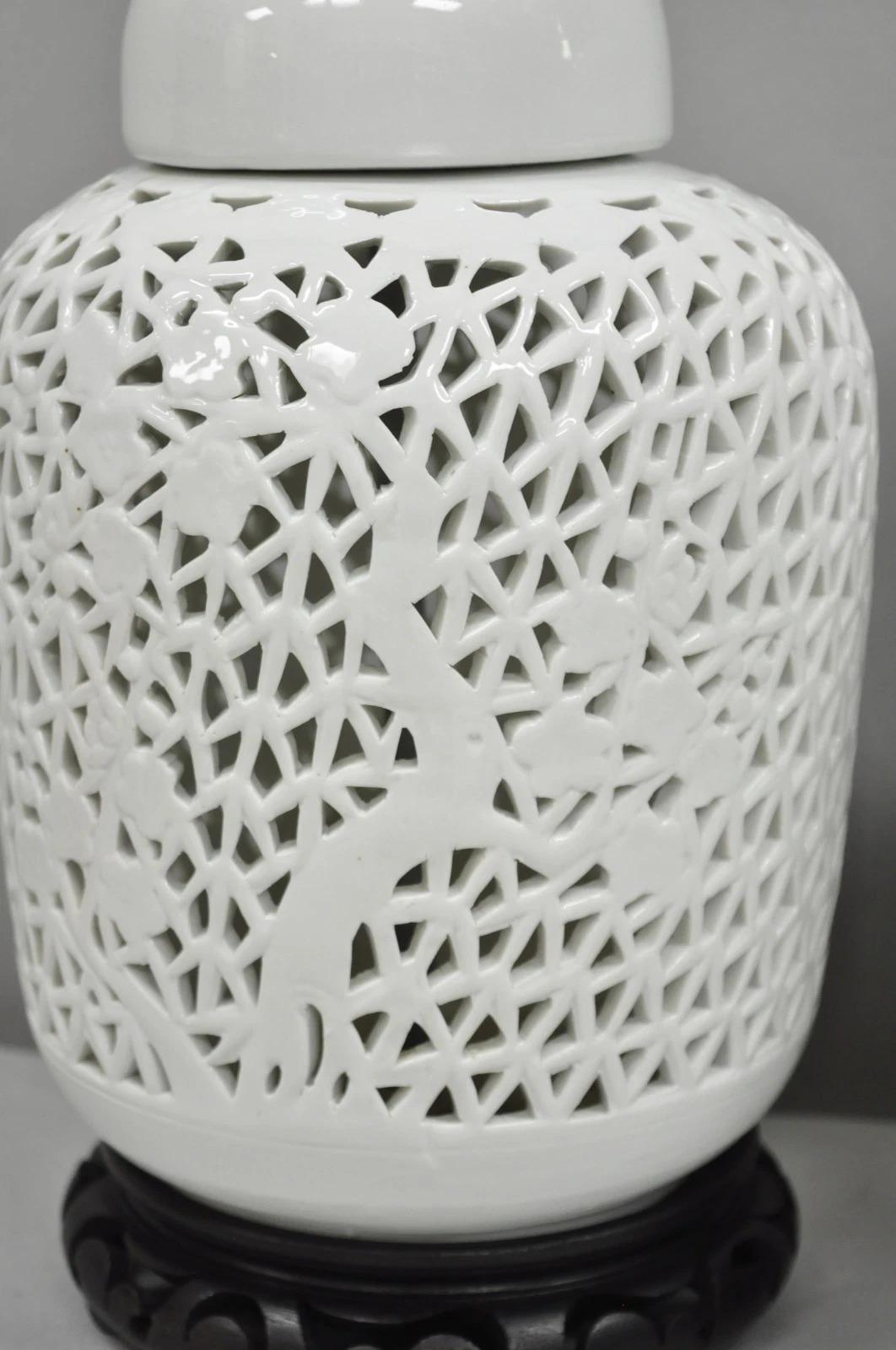 Chinoiserie Blanco Blanc De Chine Porcelana Jengibre Jarra Oriental Lámpara de Mesa Pareja en Bueno estado para la venta en Philadelphia, PA