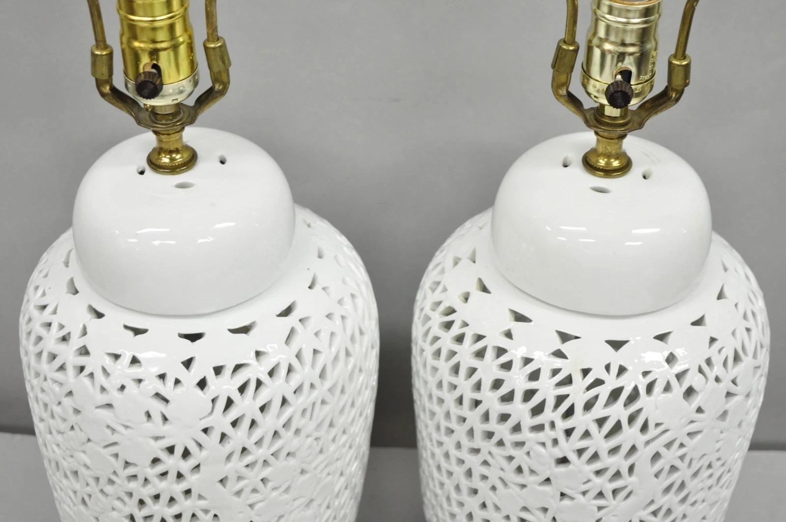 Chinoiserie Blanco Blanc De Chine Porcelana Jengibre Jarra Oriental Lámpara de Mesa Pareja en venta 1