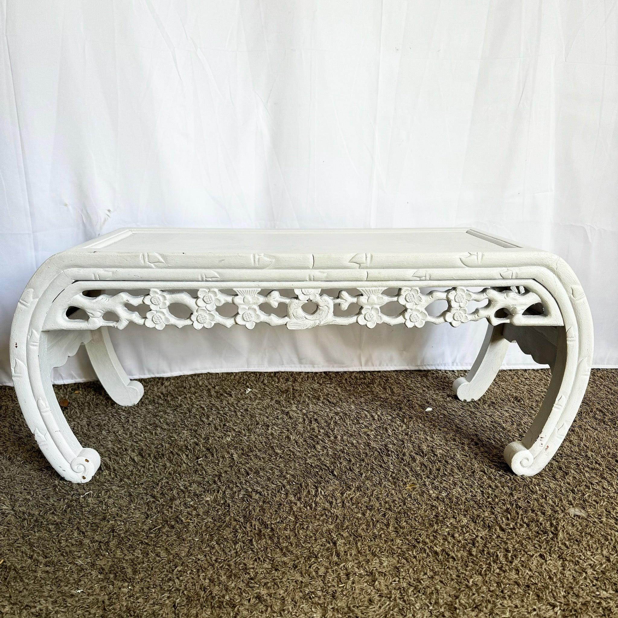 XX secolo Tavolino/Banco a rotoli in legno bianco Chinoiserie in vendita