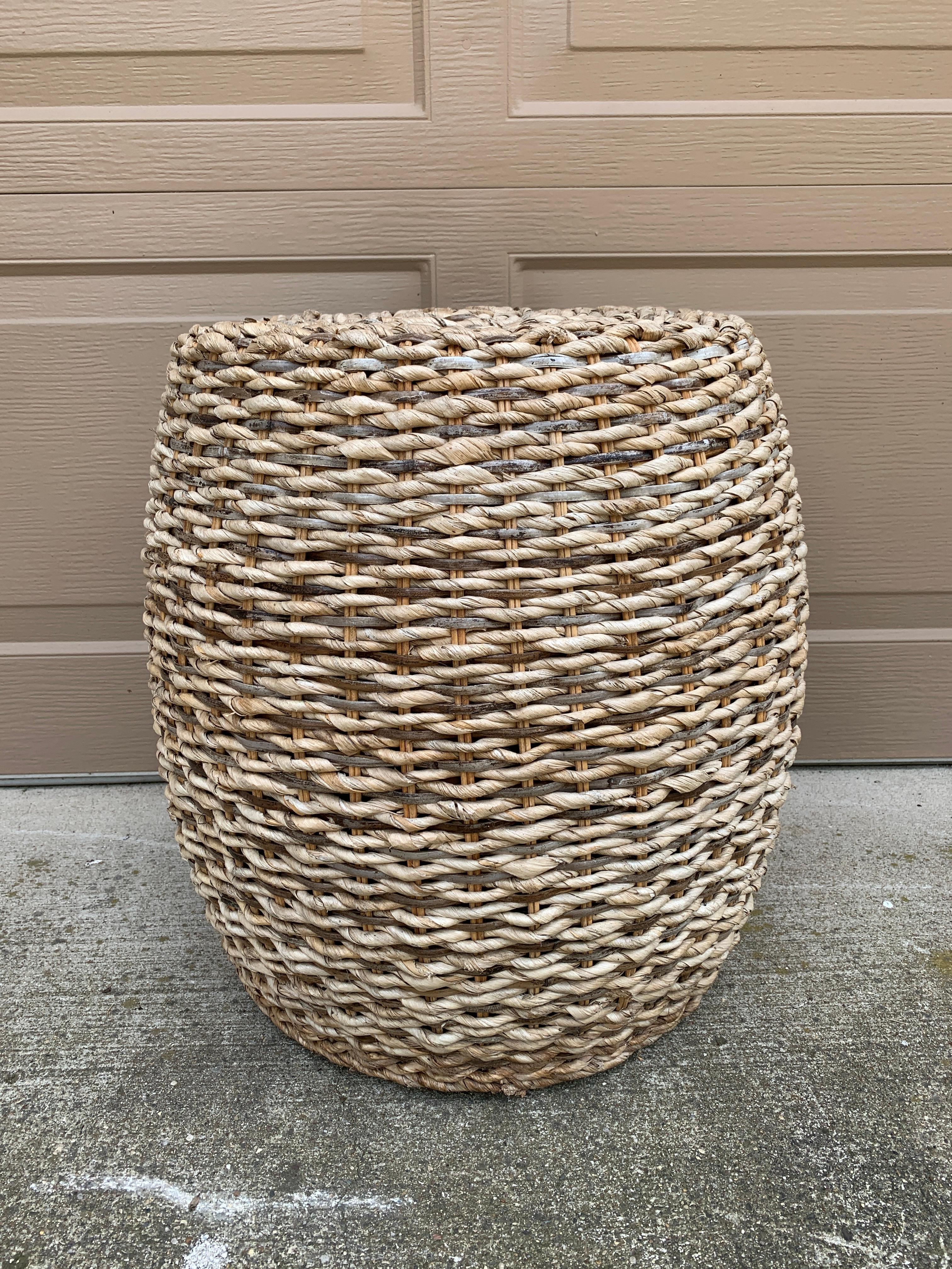 Taburete o mesa auxiliar de jardín de ratán tejido Chinoiserie en venta 3