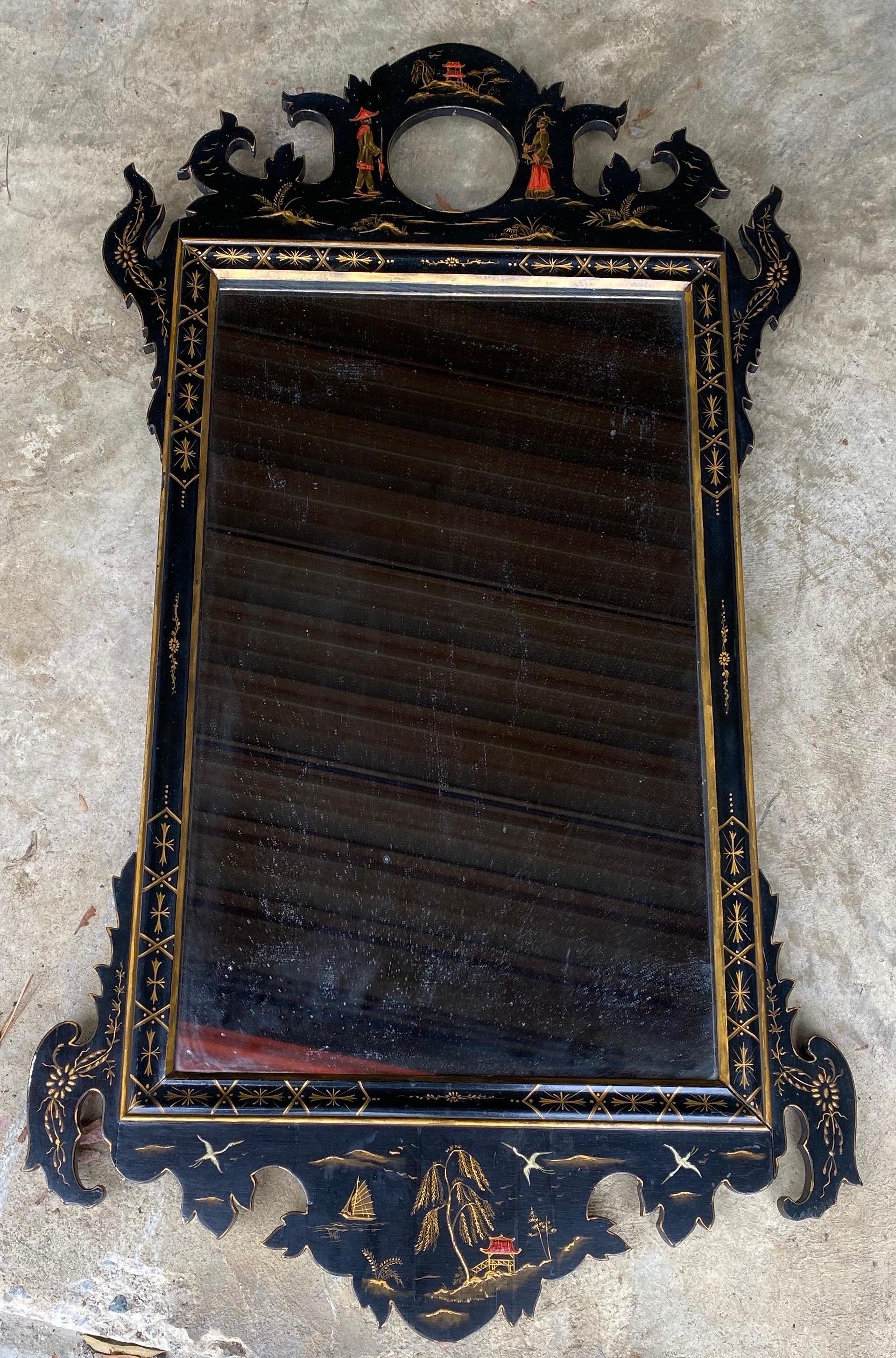 Superbe miroir décoré de chinoseries. Début du 20e siècle.