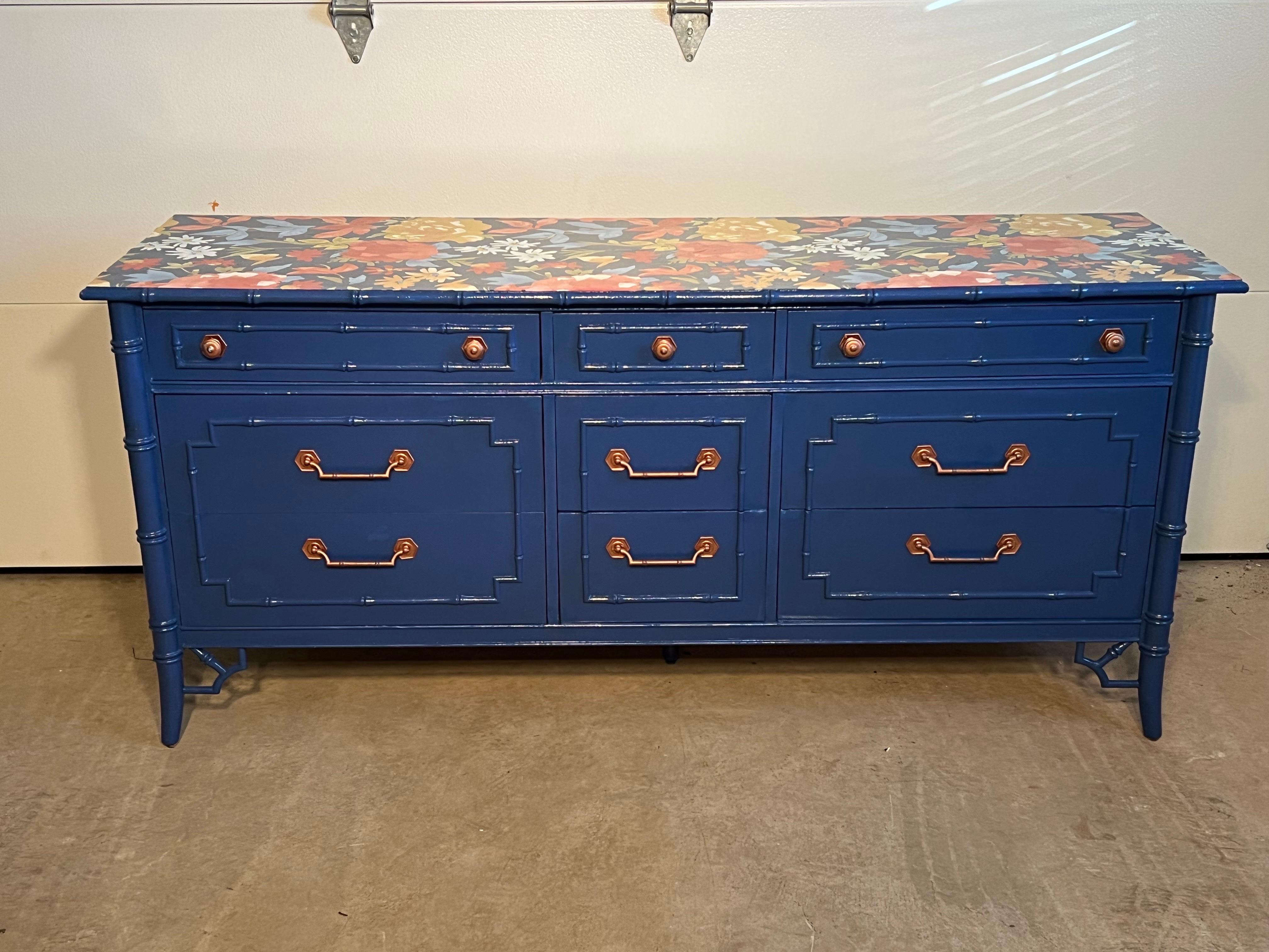 Thomasville Allegro Chinoiserie Faux Bambus Kommode in blau. Klassische 9-Schubladen-Kommode mit wunderschönen Laubsägearbeiten und dekorativen Beschlägen. Die Oberseite ist mit floralem Kontaktpapier bedeckt. Er kann auf Wunsch entfernt und ganz