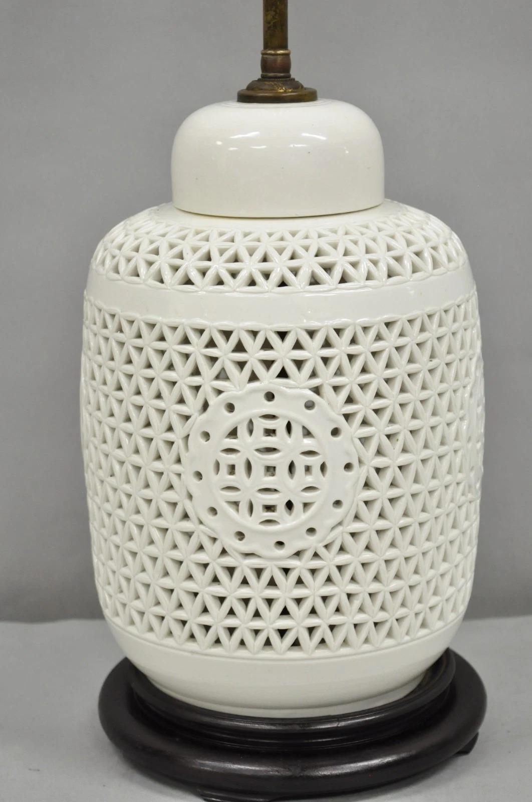 Chinoiserie Chinosierie Blanc de Chine White Porcelain Oriental Ginger Jar Table Lamp For Sale