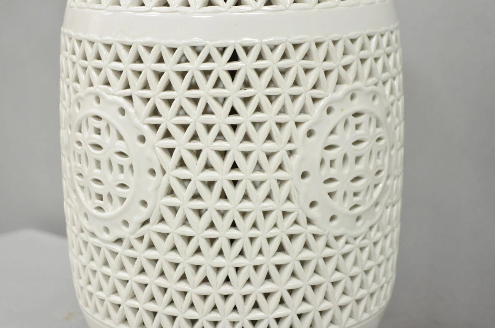 Chinosierie Blanc de Chine White Porcelain Oriental Ginger Jar Table Lamp In Good Condition For Sale In Philadelphia, PA