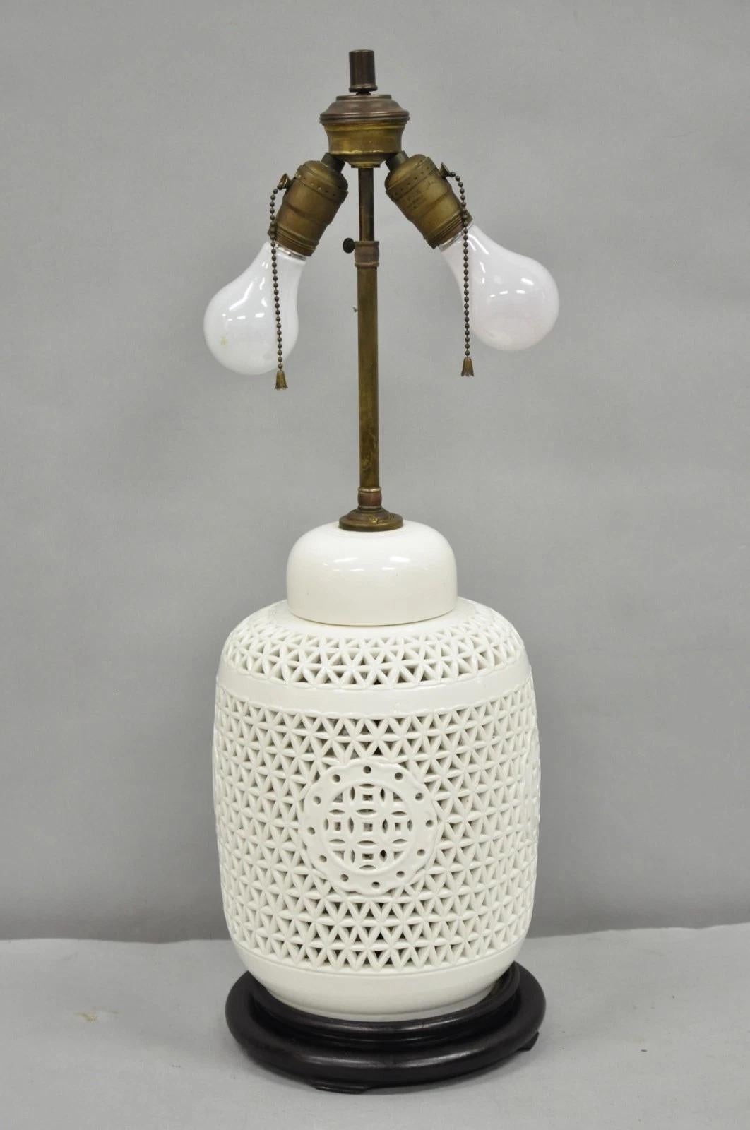 Chinosierie Blanc de Chine White Porcelain Oriental Ginger Jar Table Lamp For Sale 3