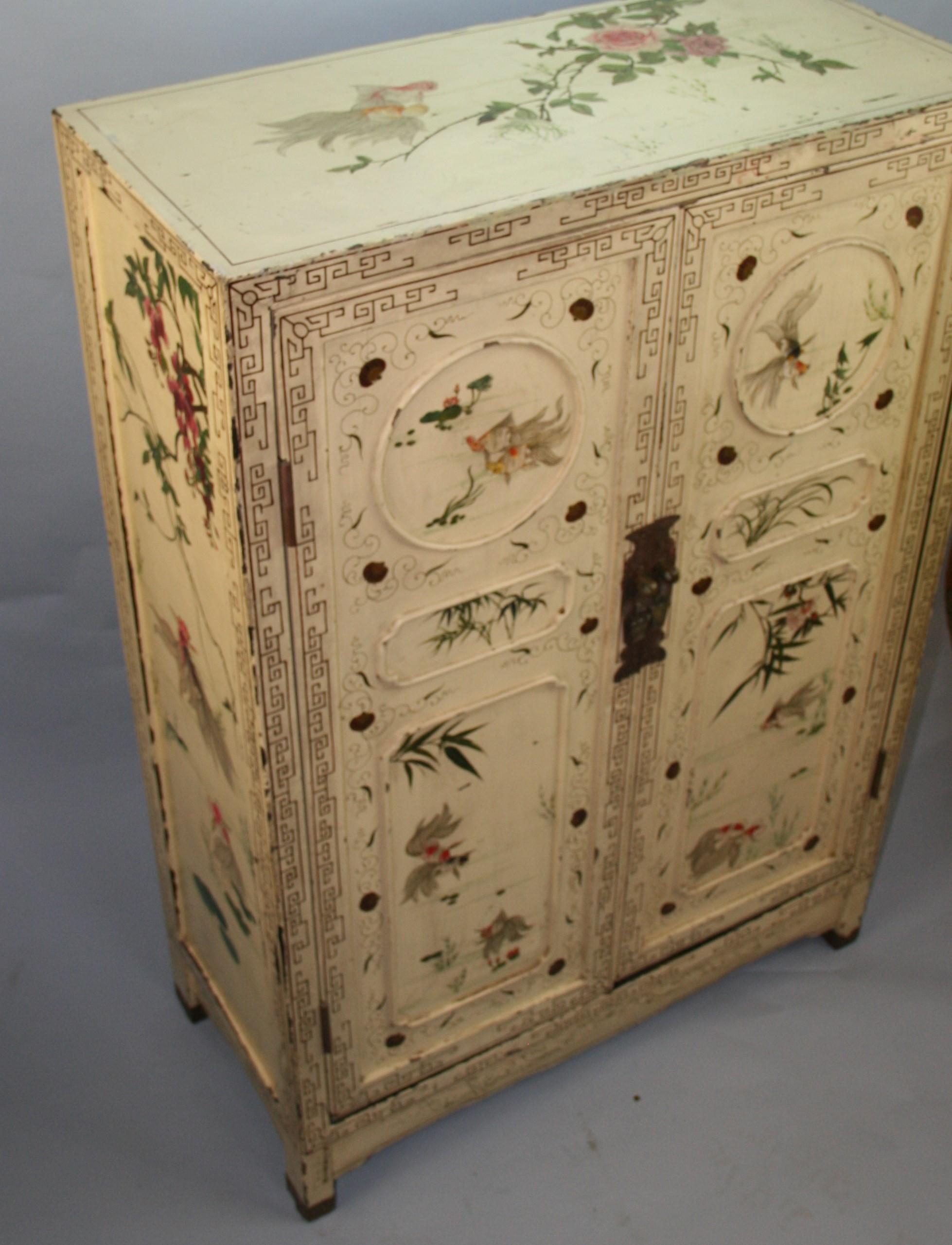 Chinoiserie Hand Painted Cabinet/Bar In Good Condition For Sale In Douglas Manor, NY