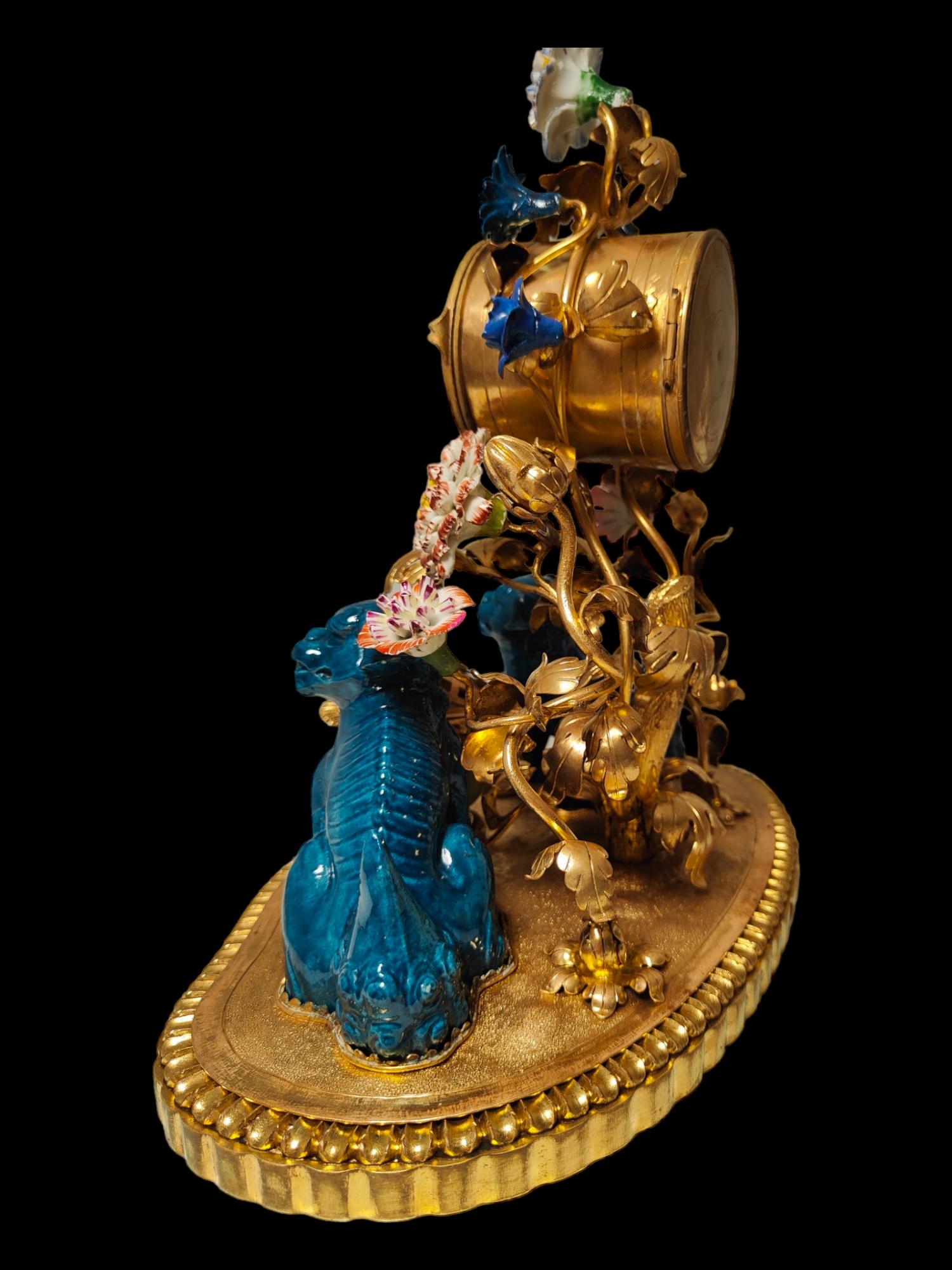 Uhr aus vergoldeter Bronze und Porzellan im Chinosoiserie-Stil im Angebot 6